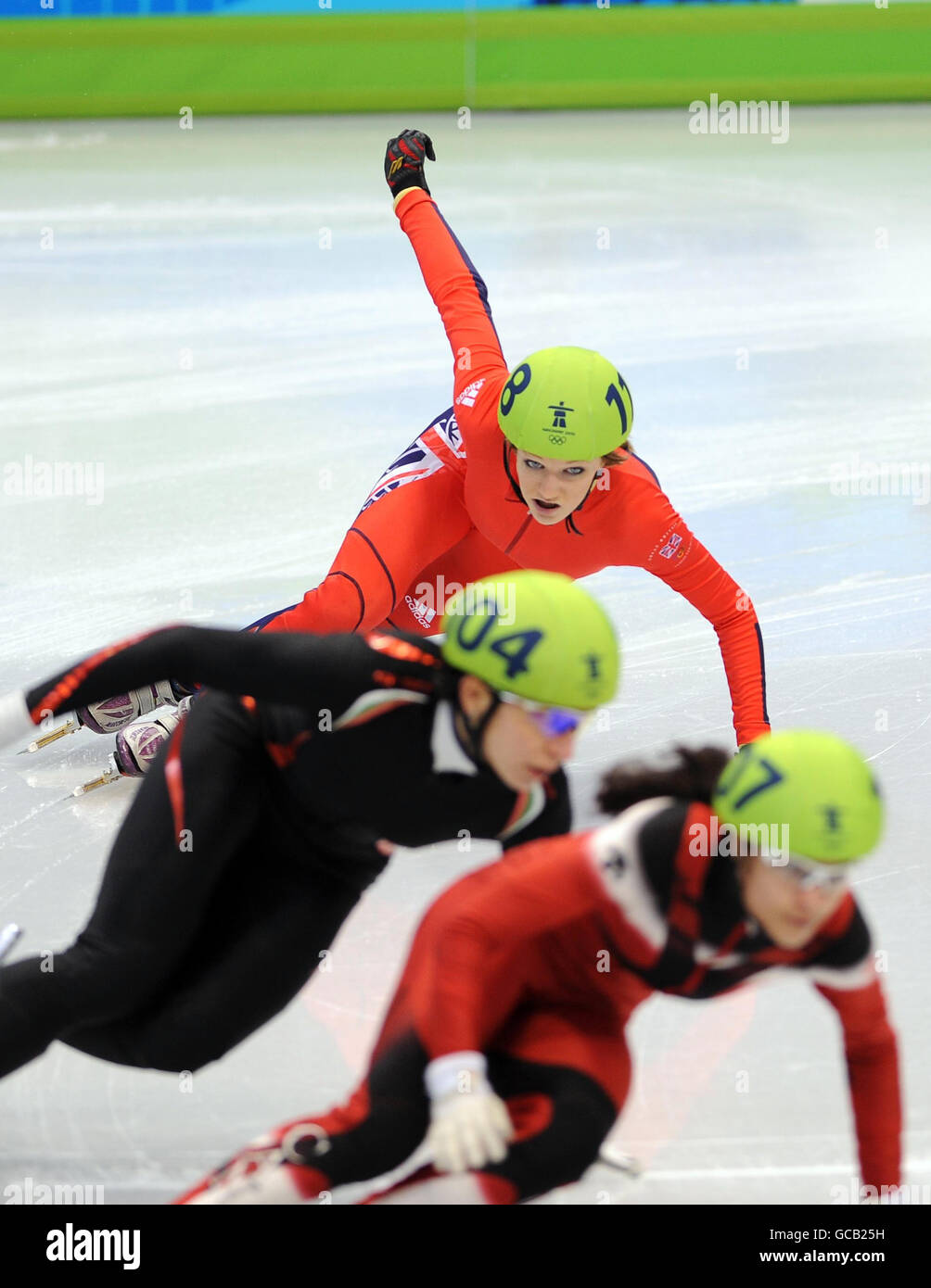 Die britische Elise Christie (zurück) in Aktion bei ihrer Hitze beim 1500 m langen Skating-Wettbewerb der Frauen im Pacific Coliseum in Vancouver, Teil der Olympischen Winterspiele 2010 in Vancouver. Stockfoto