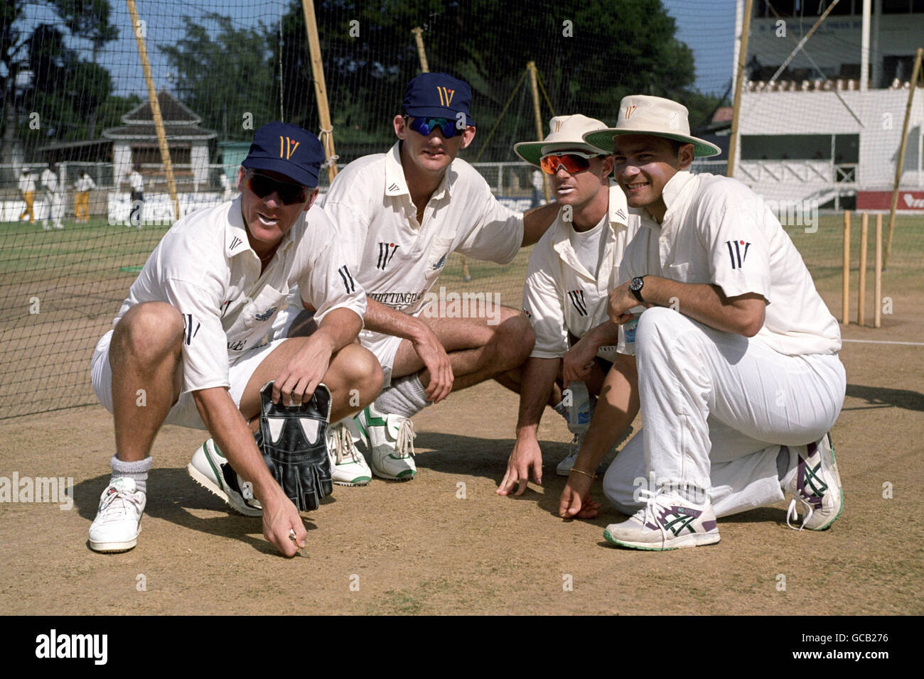 ENGLAND CRICKET TOUR. L-R: ALEC STEWART, ANDREW CADDICK, IAN THORPE & MARK RAMPRAKASH PRÜFEN DAS WICKET IN ANTIGUA, WESTINDIEN Stockfoto