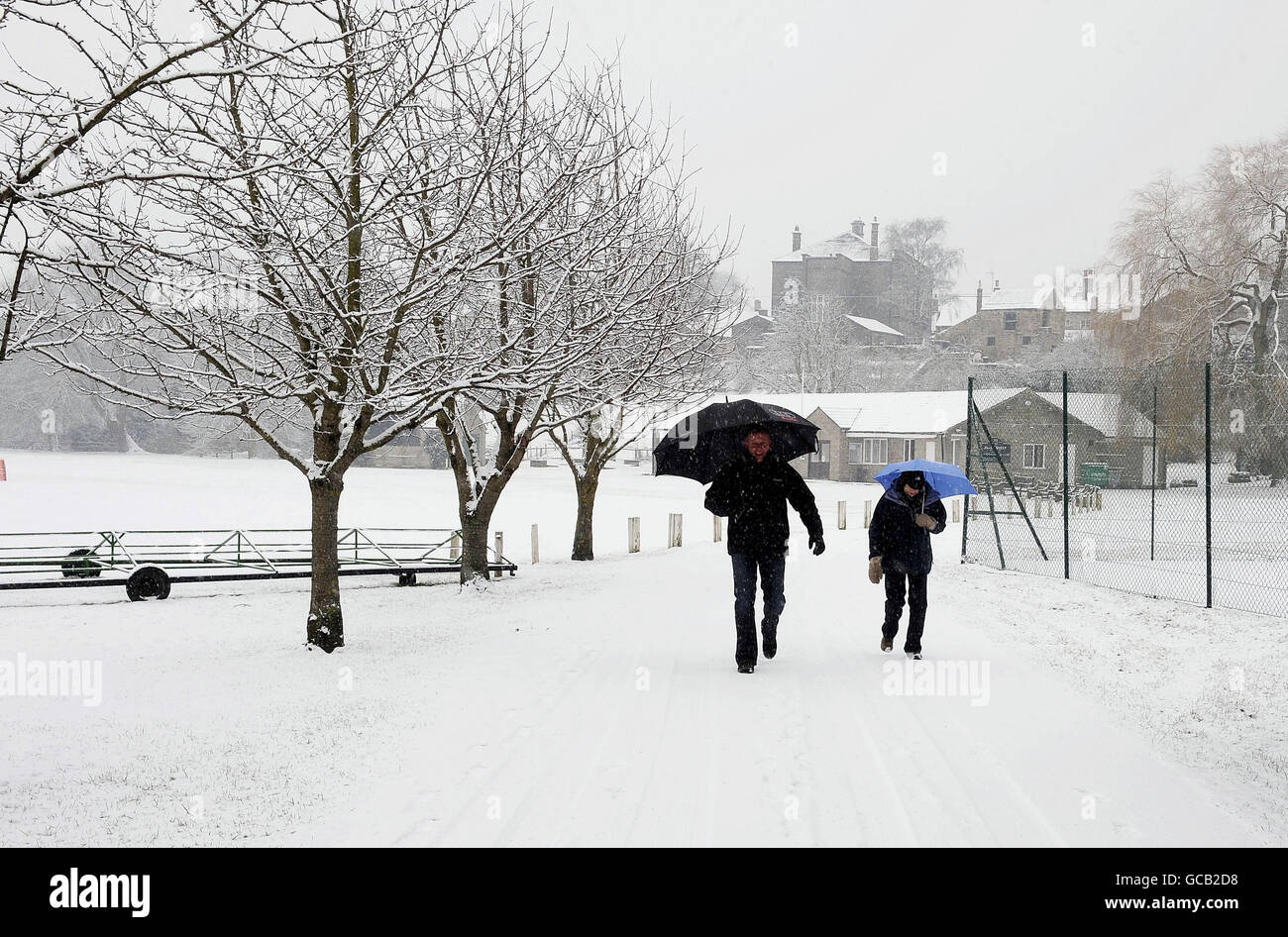 Wanderer unterwegs in Masham in der Nähe von Ripon, als Schnee in viele Teile des Vereinigten Königreichs zurückkehrte heute. Stockfoto