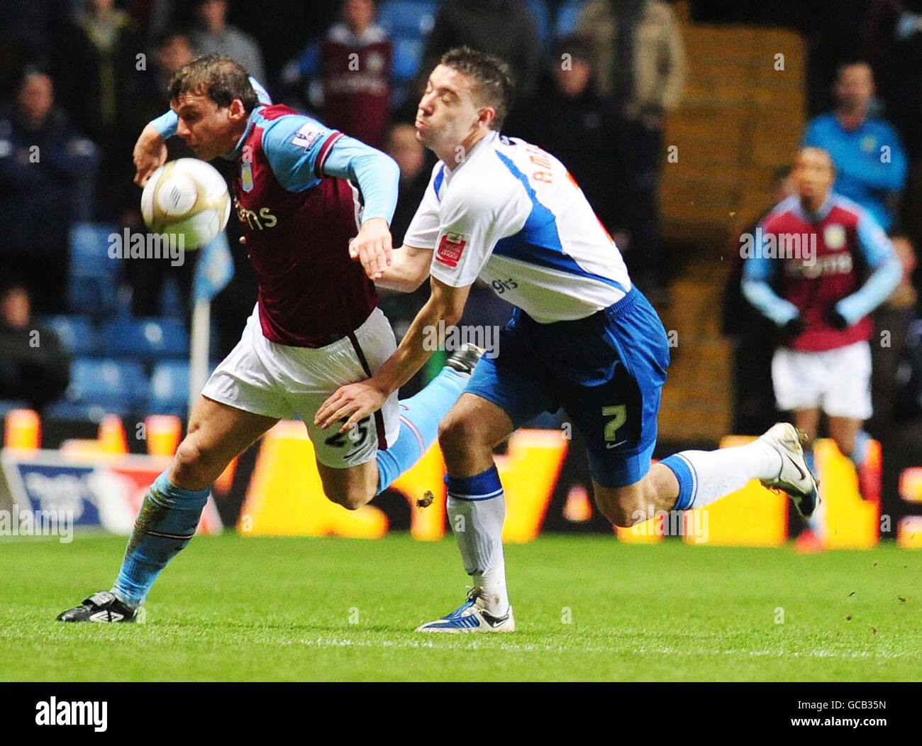 Stephen Warnock von Aston Villa (links) und Darren Ambrose von Crystal Palace kämpfen während des Spiels des FA Cup Fifth Round Replay im Villa Park, Birmingham, um den Ball. Stockfoto