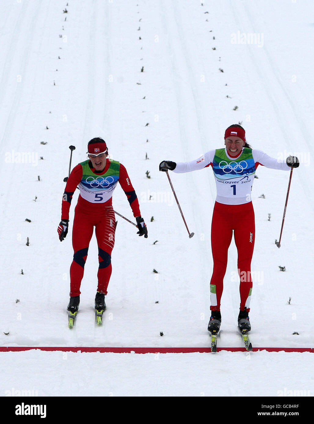 Justyna Kowalczyk aus Polen feiert, als sie die Linie überquert, um die Langlaufloadinnen 30 km Mass Start Classic im Whistler Olympic Park zu gewinnen. Stockfoto