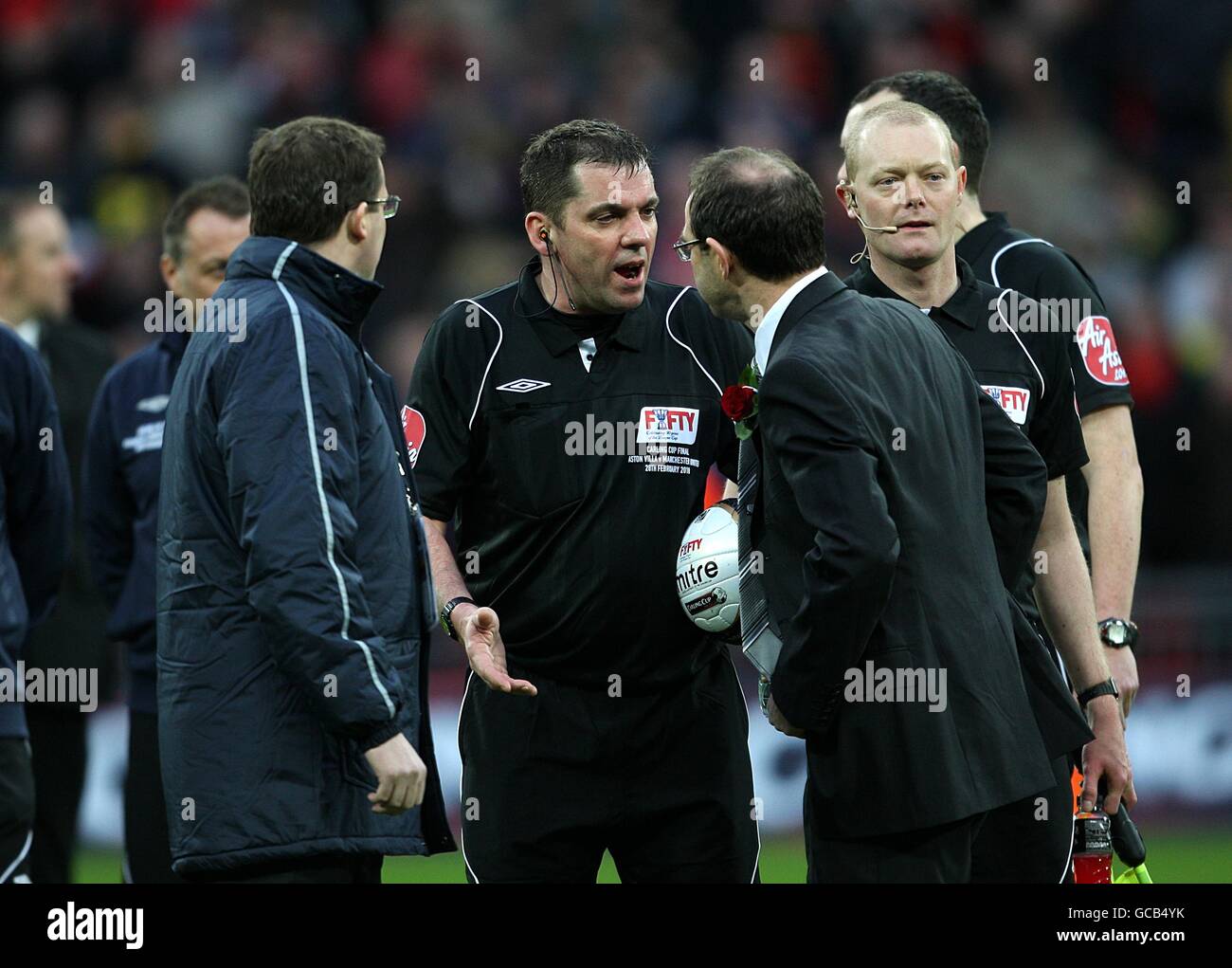 Fußball - Carling Cup - Finale - Manchester United / Aston Villa - Wembley Stadium. Martin O'Neill (rechts), Manager der Aston Villa, argumentiert nach dem letzten Pfiff mit Schiedsrichter Phil Dowd (Mitte) Stockfoto