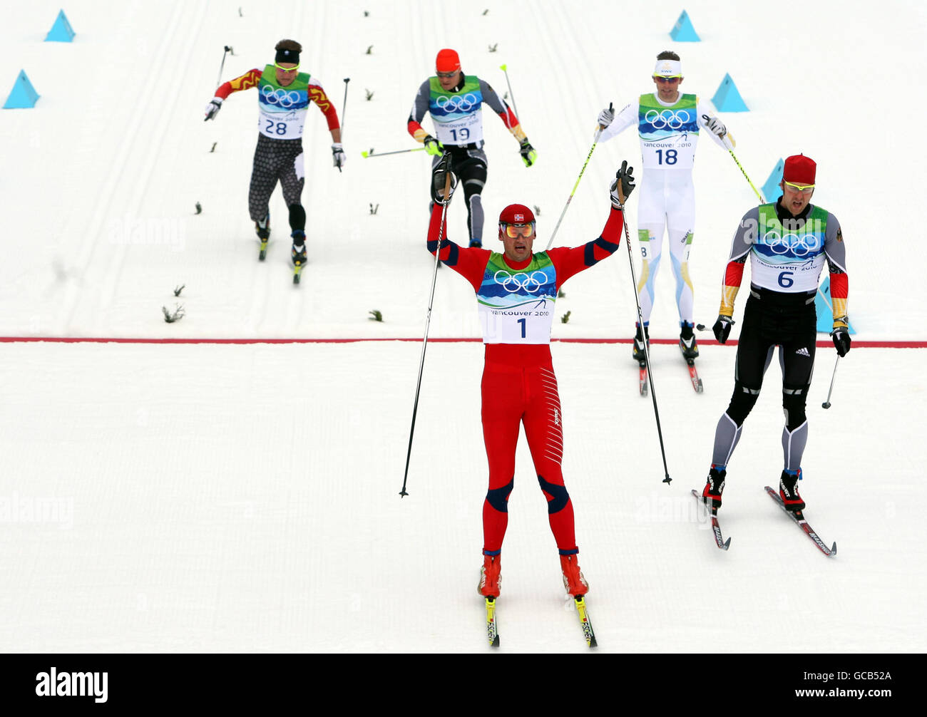 Norweger Petter Northug (Mitte) feiert nach dem Sieg im Skilanglauf die 50 km Massenstart Classic der Männer während der Olympischen Spiele 2010 im Whistler Olympic Park, Whistler, Kanada. Stockfoto