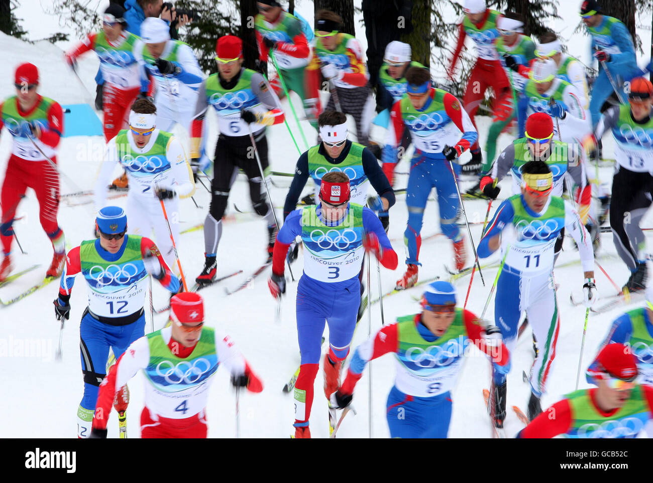 Die Teilnehmer nehmen an der Cross Country Skiing Mens 50 km Mass Start Classic während der Olympischen Spiele 2010 im Whistler Olympic Park, Whistler, Kanada Teil. Stockfoto