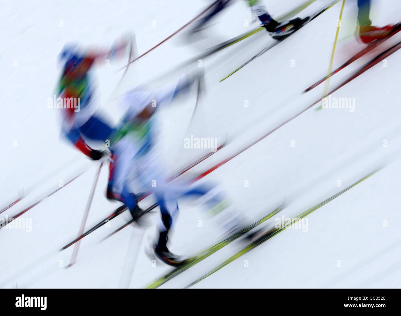 Die Teilnehmer nehmen an der Cross Country Skiing Men's 50 km Mass Start Classic während der Olympischen Spiele 2010 im Whistler Olympic Park, Whistler, Kanada Teil. Stockfoto