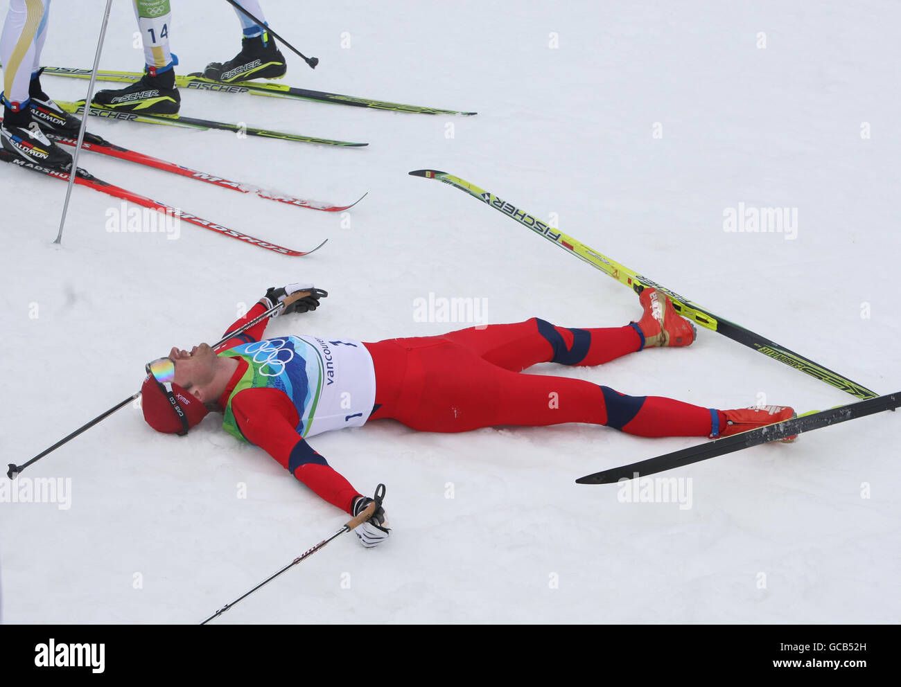 Norweger Petter Northug (Mitte) feiert nach dem Sieg im Skilanglauf die 50 km Massenstart Classic der Männer während der Olympischen Spiele 2010 im Whistler Olympic Park, Whistler, Kanada. Stockfoto