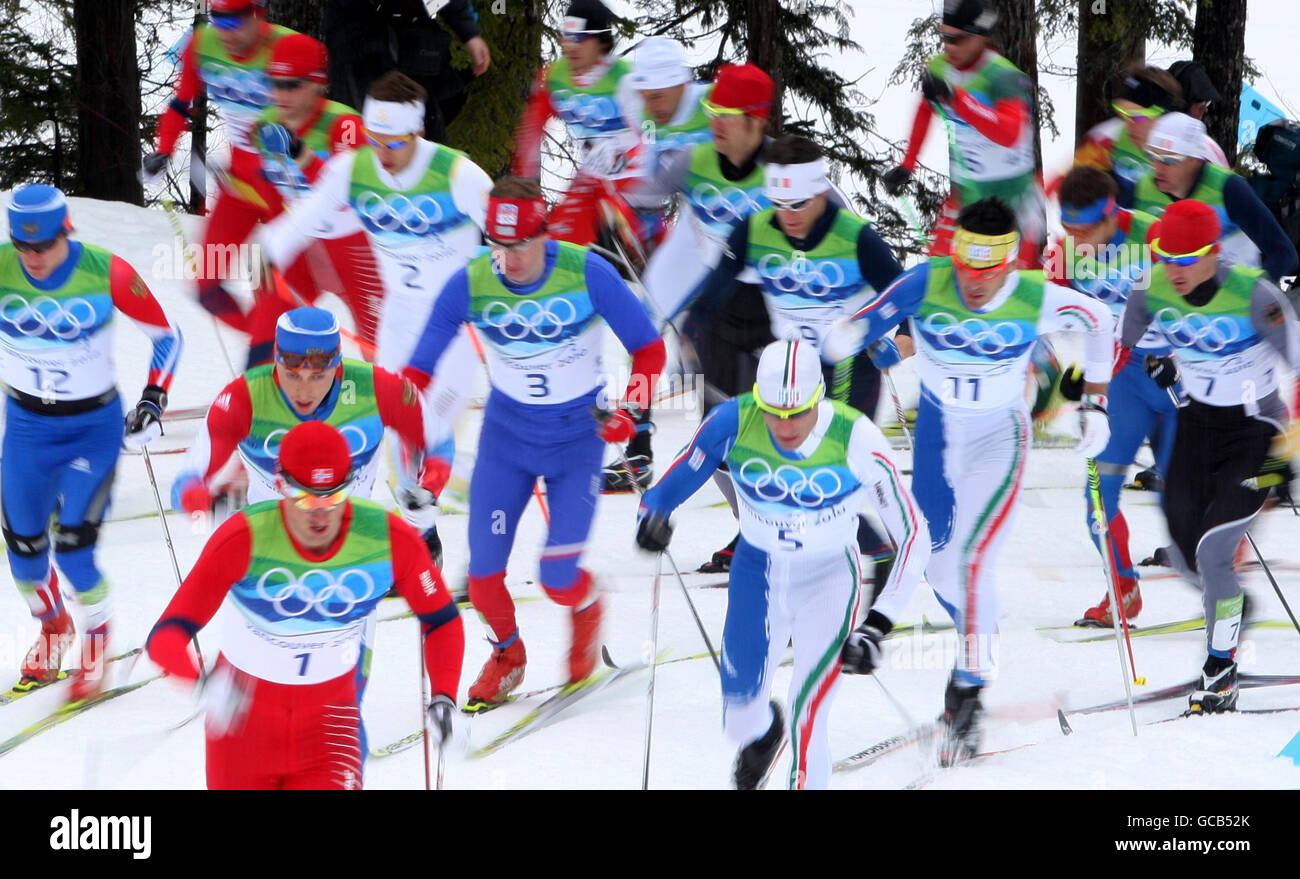 Die Teilnehmer nehmen an der Cross Country Skiing Mens 50 km Mass Start Classic während der Olympischen Spiele 2010 im Whistler Olympic Park, Whistler, Kanada Teil. Stockfoto