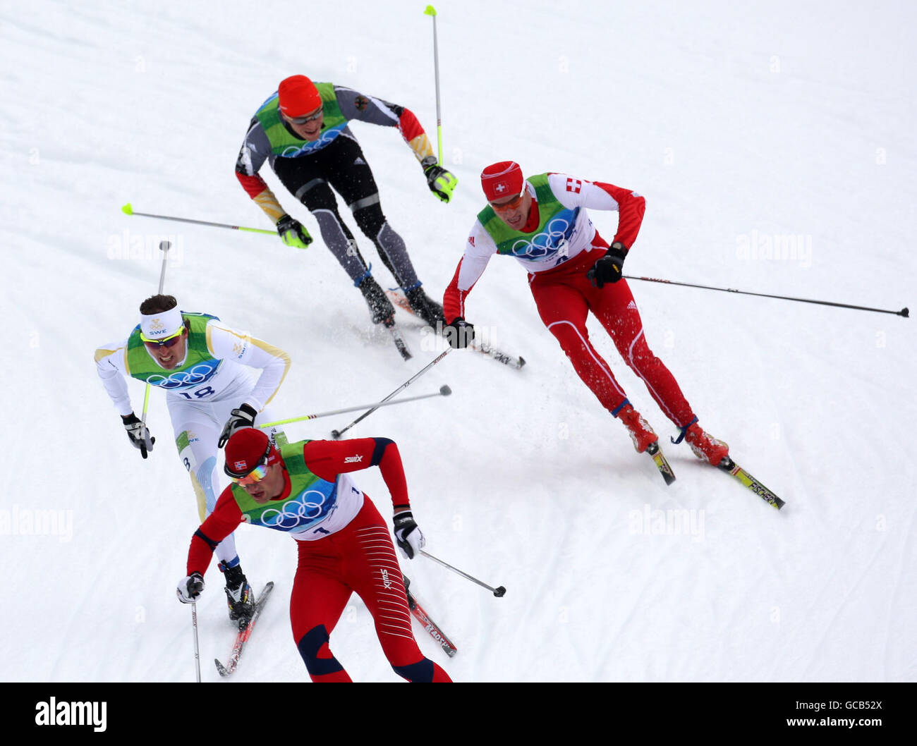 Die Teilnehmer nehmen an der Cross Country Skiing Men's 50 km Mass Start Classic während der Olympischen Spiele 2010 im Whistler Olympic Park, Whistler, Kanada Teil. Stockfoto