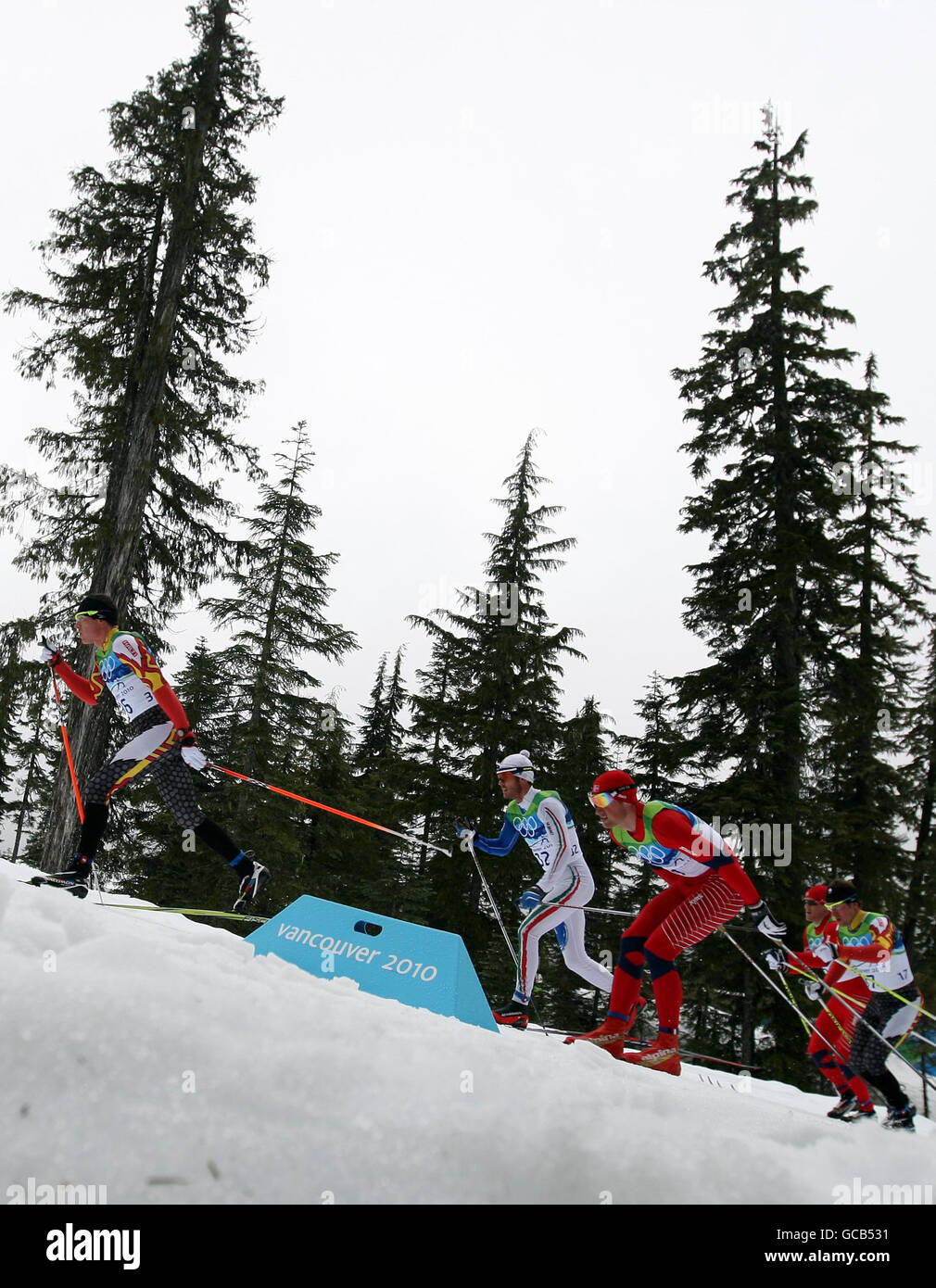 Die Teilnehmer nehmen an der Cross Country Skiing Mens 50 km Mass Start Classic während der Olympischen Spiele 2010 im Whistler Olympic Park, Whistler, Kanada Teil. Stockfoto