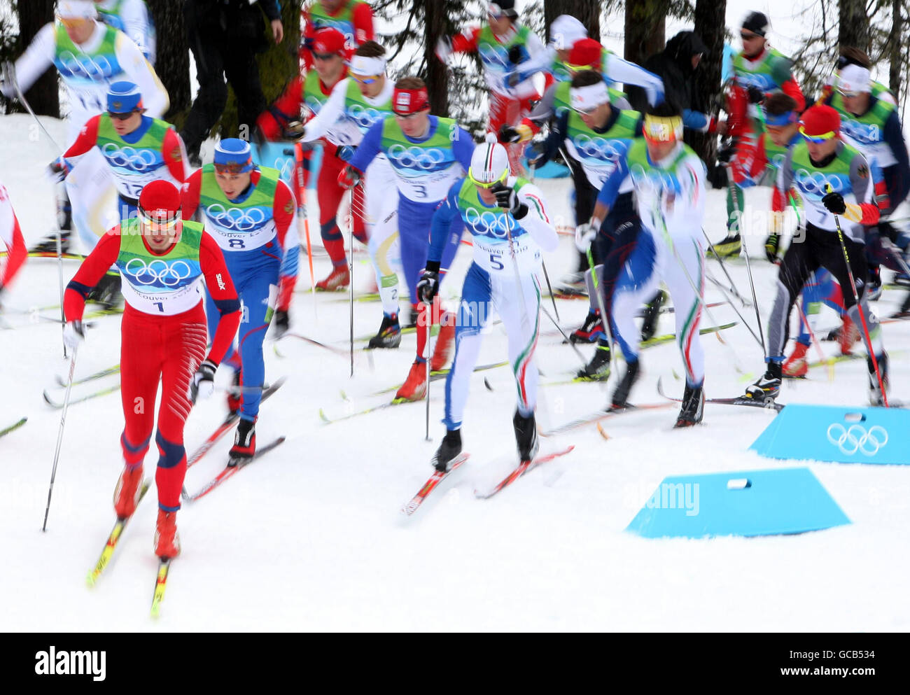 Der spätere Sieger Norweger Petter Northug (links) führt die Teilnehmer im Cross Country Skiing Mens 50 km Mass Start Classic während der Olympischen Spiele 2010 im Whistler Olympic Park, Whistler, Kanada. Stockfoto