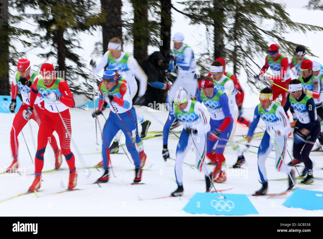 Der spätere Sieger Norweger Petter Northug (links) führt die Teilnehmer im 50 km langen Cross Country Skiing Mass Start Classic der Männer während der Olympischen Spiele 2010 im Whistler Olympic Park, Whistler, Kanada. Stockfoto