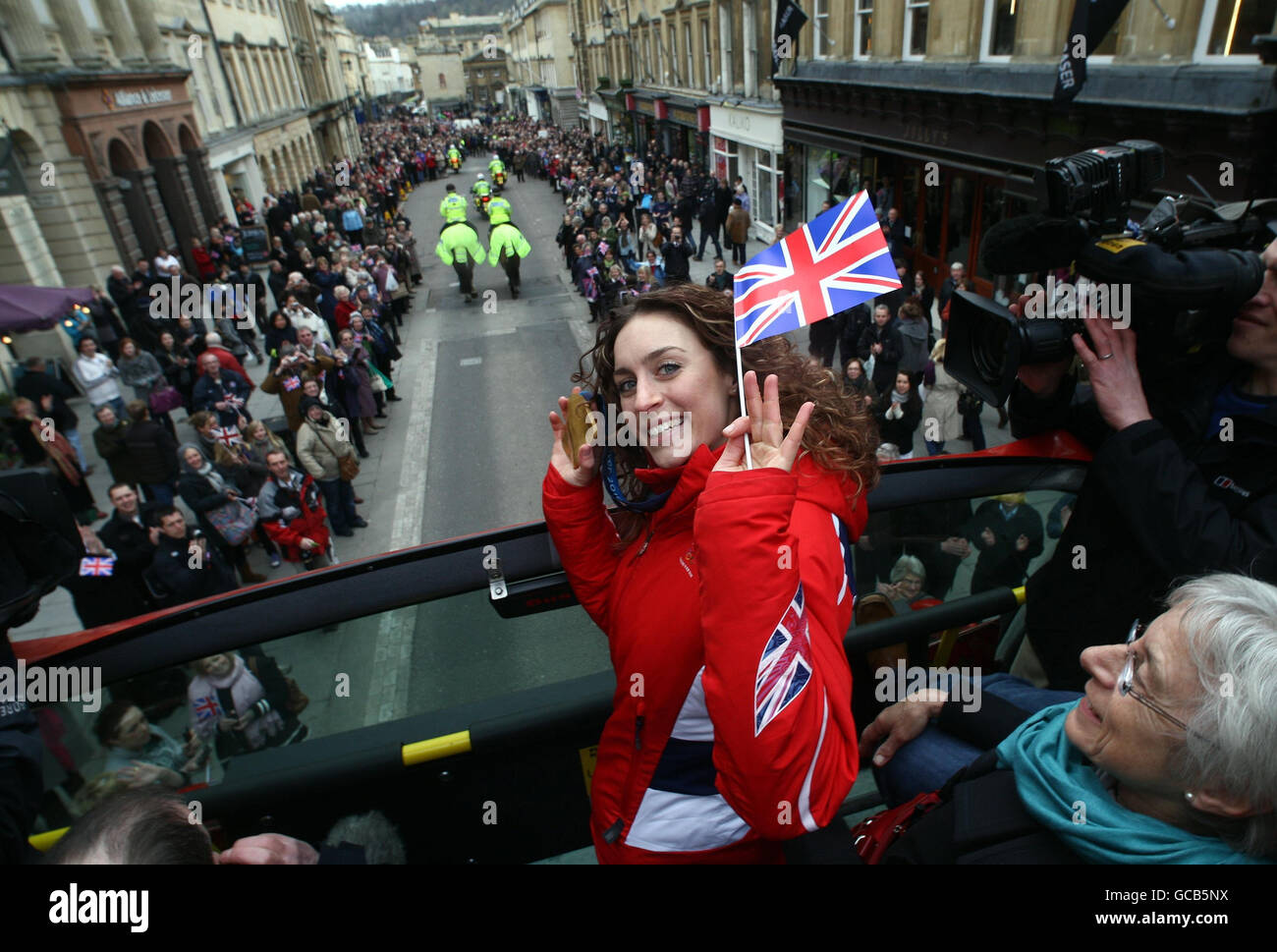Amy Williams posiert für Fotografen während der Olympischen Winterspiele Bus Parade rund um Bath. Stockfoto