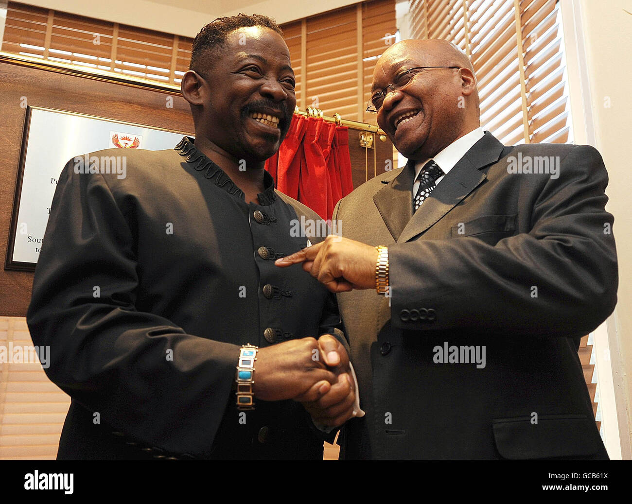 Der südafrikanische Präsident Jacob Zuma (rechts) teilt einen Witz mit Dali Tambo, dem Sohn des ehemaligen Präsidenten des Afrikanischen Nationalkongresses (ANC) Oliver Tambo, nachdem heute eine Gedenktafel in Oliver Tambos ehemaligem Haus im Norden Londons enthüllt wurde. Stockfoto