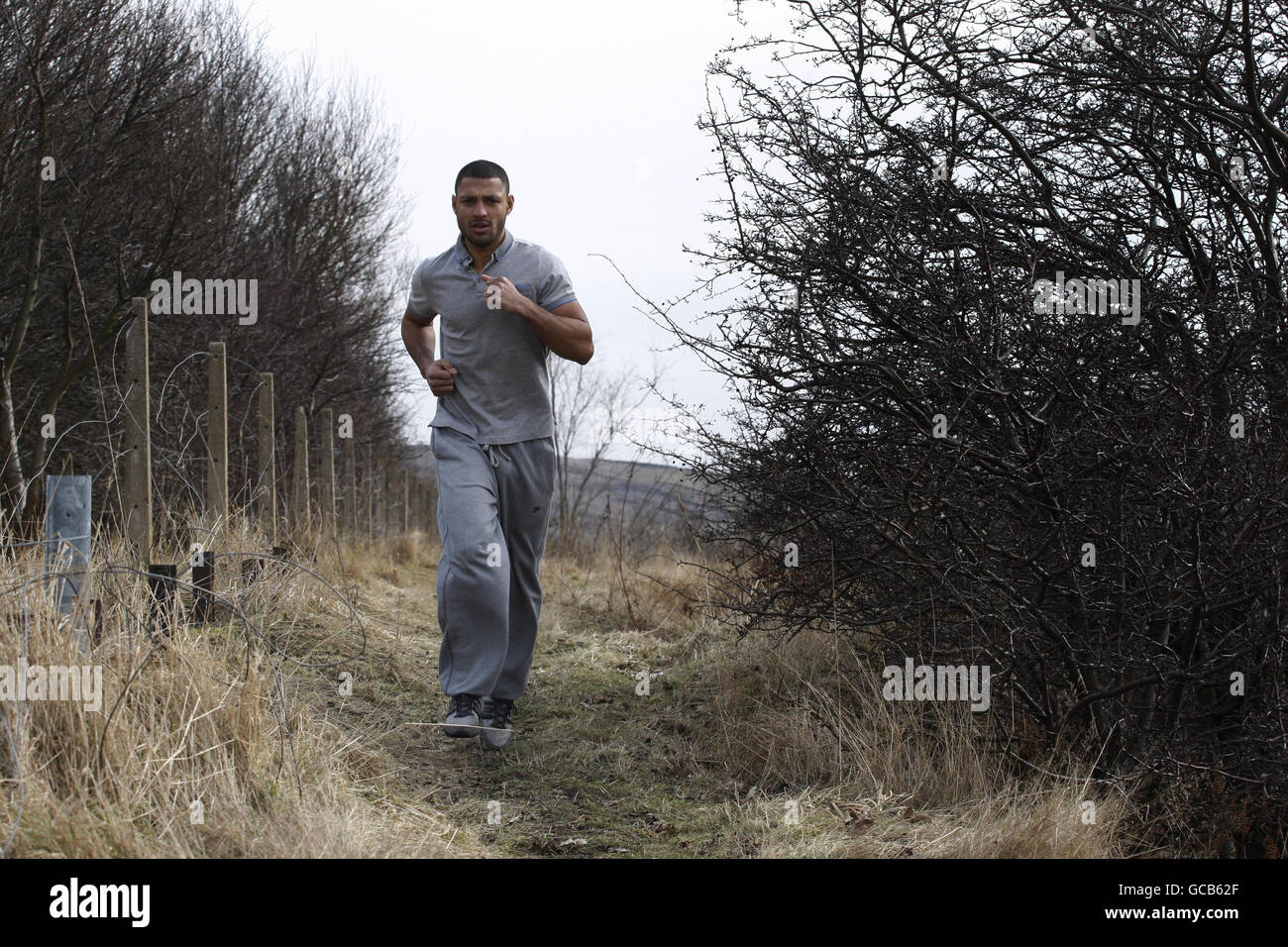 Boxer Kell Brook trainiert in der Nähe seines Heimatgebiets Hillsborough in Sheffield, nachdem er im St Thomas Boys and Girls Boxing Club, Sheffield, ein Medientraining durchgeführt hatte. Stockfoto