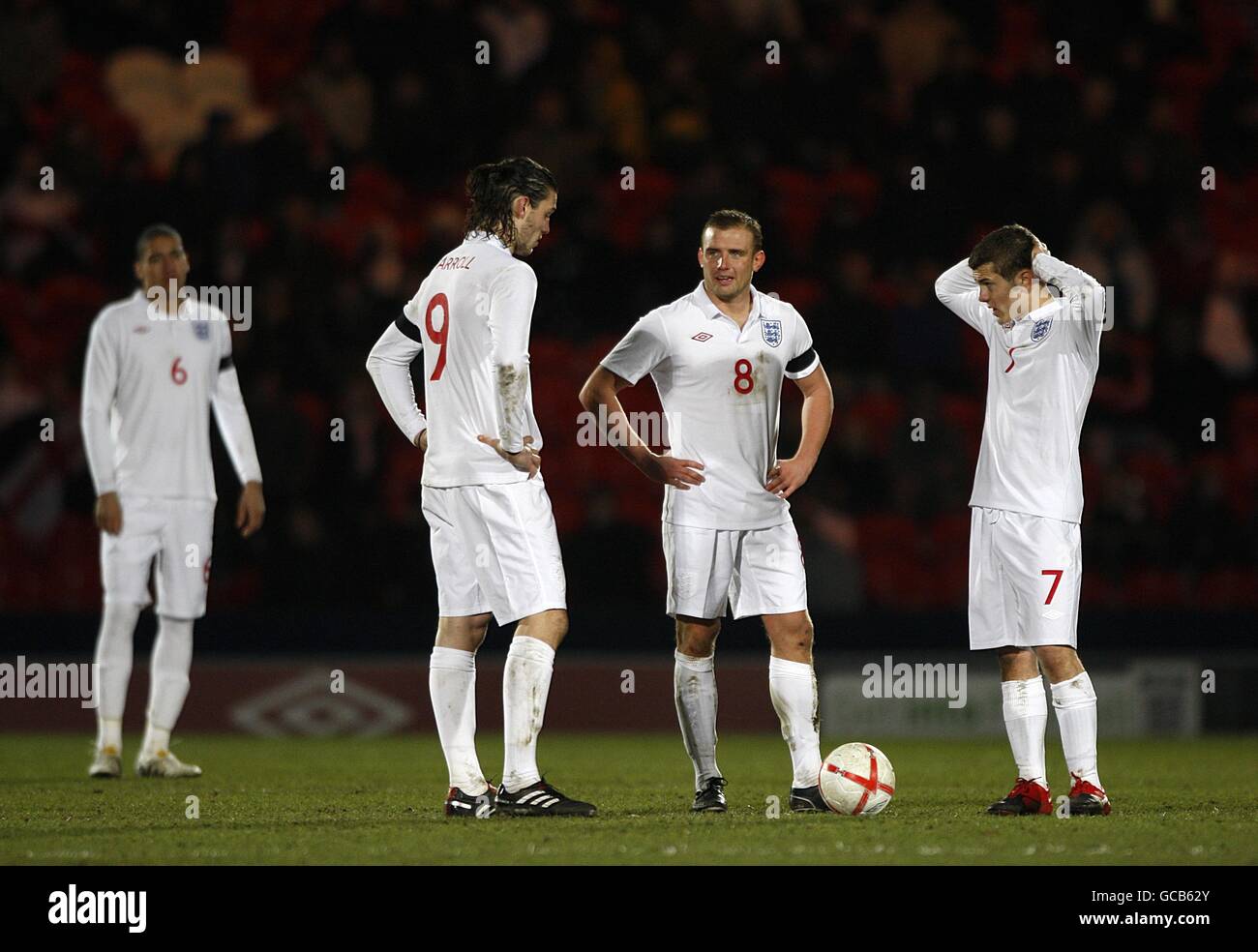 (Von links nach rechts) Englands Chris Smalling, Andy Carroll, Lee Cattermole und Jack Wilshere stehen dejected, nachdem Griechenland ihr zweites Tor des Spiels erzielt hat Stockfoto