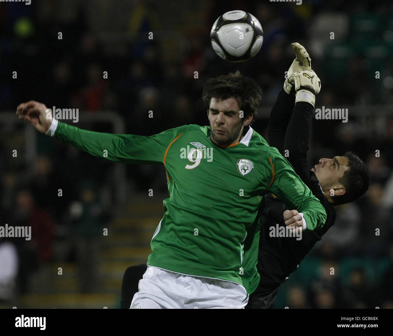 Irlands Cillian Sheridan und Armeniens Torhüter Edvard Hovhannisyan (rechts) treffen sich während des UEFA U-21 Championship Qualifying-Spiels im Tallaght Stadium, Dublin. Stockfoto