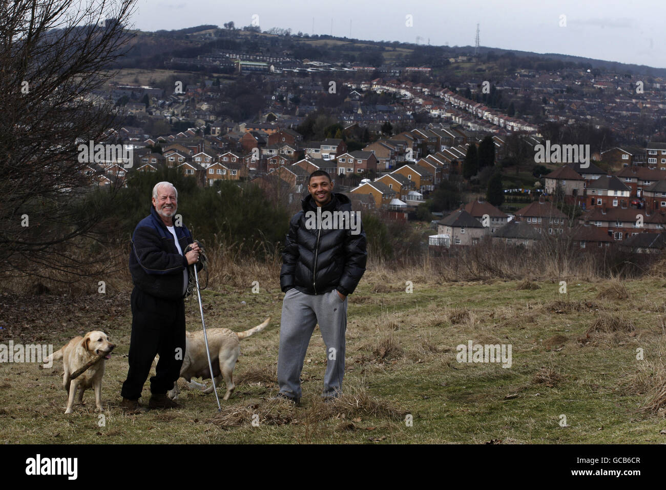 Boxer Kell Brook trifft sich zufällig mit seinem Großvater Roy in der Nähe seines Heimatviertels Hillsborough in Sheffield, nachdem er im St Thomas Boys and Girls Boxing Club, Sheffield, ein Media-Workout durchgeführt hatte. Stockfoto