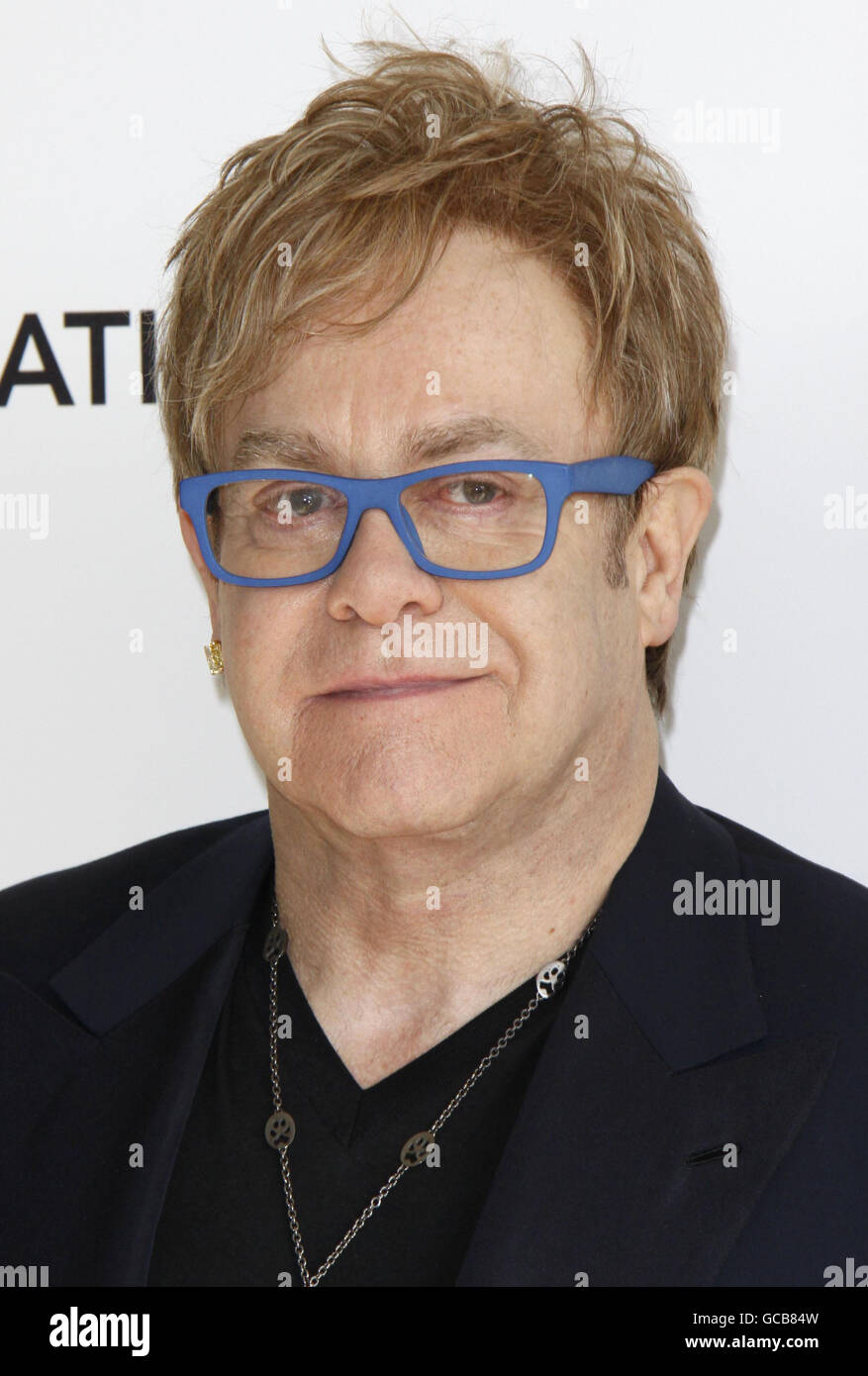 Sir Elton John kommt zur 18. Jährlichen Elton John AIDS Foundation Party, um die 82. Academy Awards im Pacific Design Center in Los Angeles zu feiern. Stockfoto