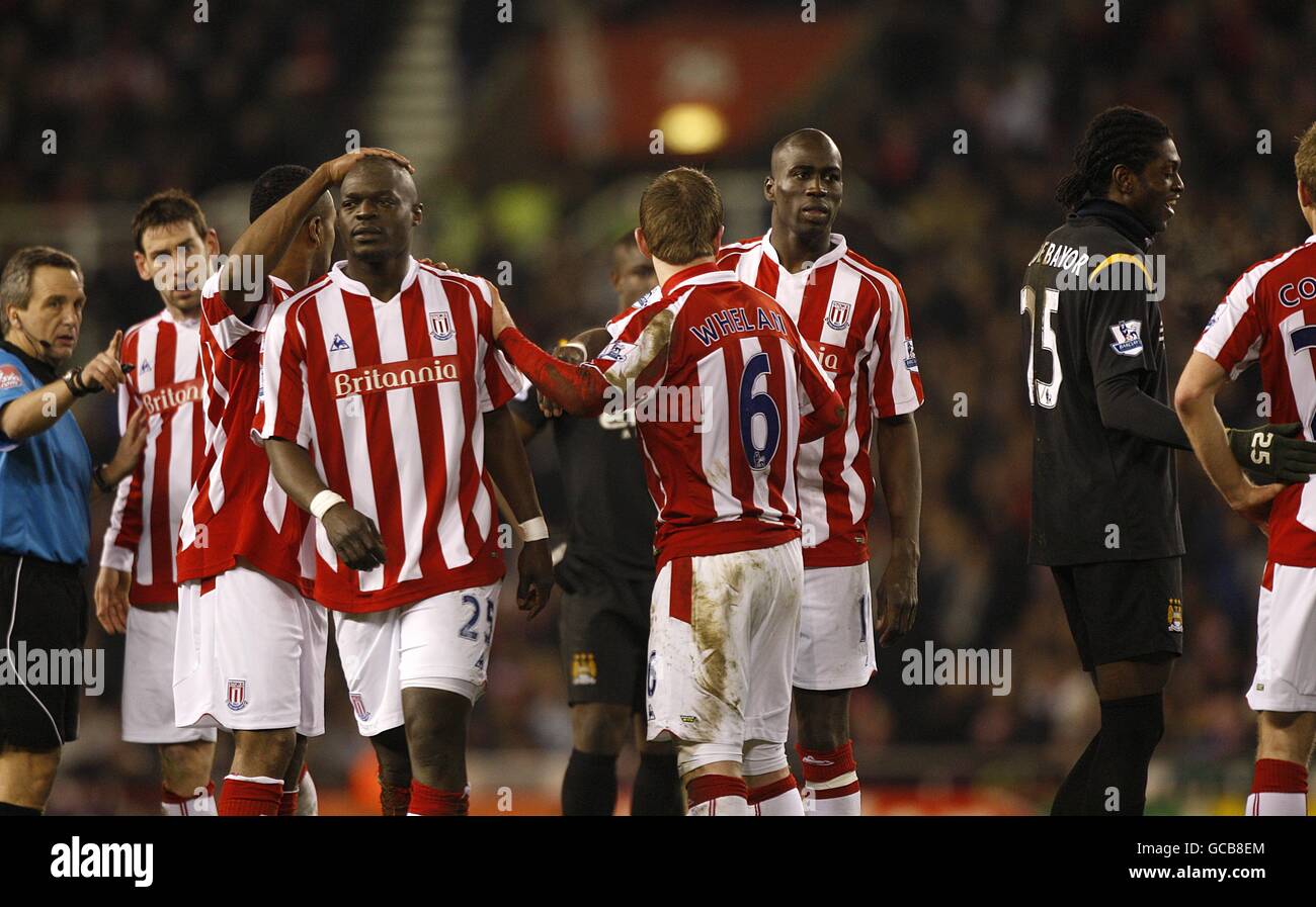 Fußball - Barclays Premier League - Stoke City / Manchester City - Britannia Stadium. Abdoulaye Faye (Nr. 25) von Stoke City verlässt das Spielfeld, nachdem er wegen eines Fouls auf Emmanuel Adebayor von Manchester City entlassen wurde (rechts) Stockfoto