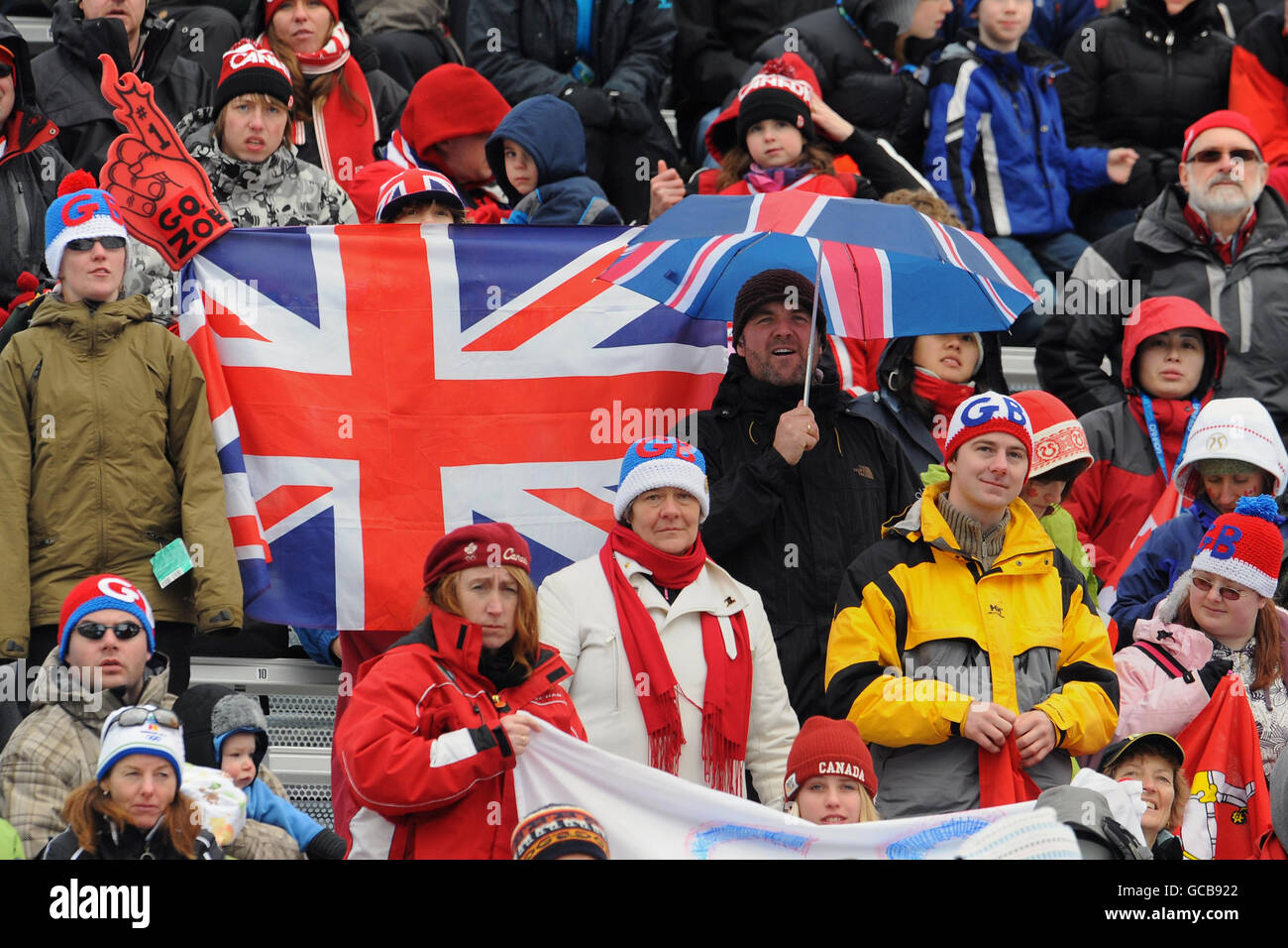 Die Mutter der britischen Zoe Gillings, Jill (Mitte in blauem Hut), sieht mit anderen Familienmitgliedern zu, wie Zoe Gillings in ihrem Damen Snowboard Cross Viertelfinale auf Cypress Mountain, Vancouver, Kanada, antritt. Stockfoto