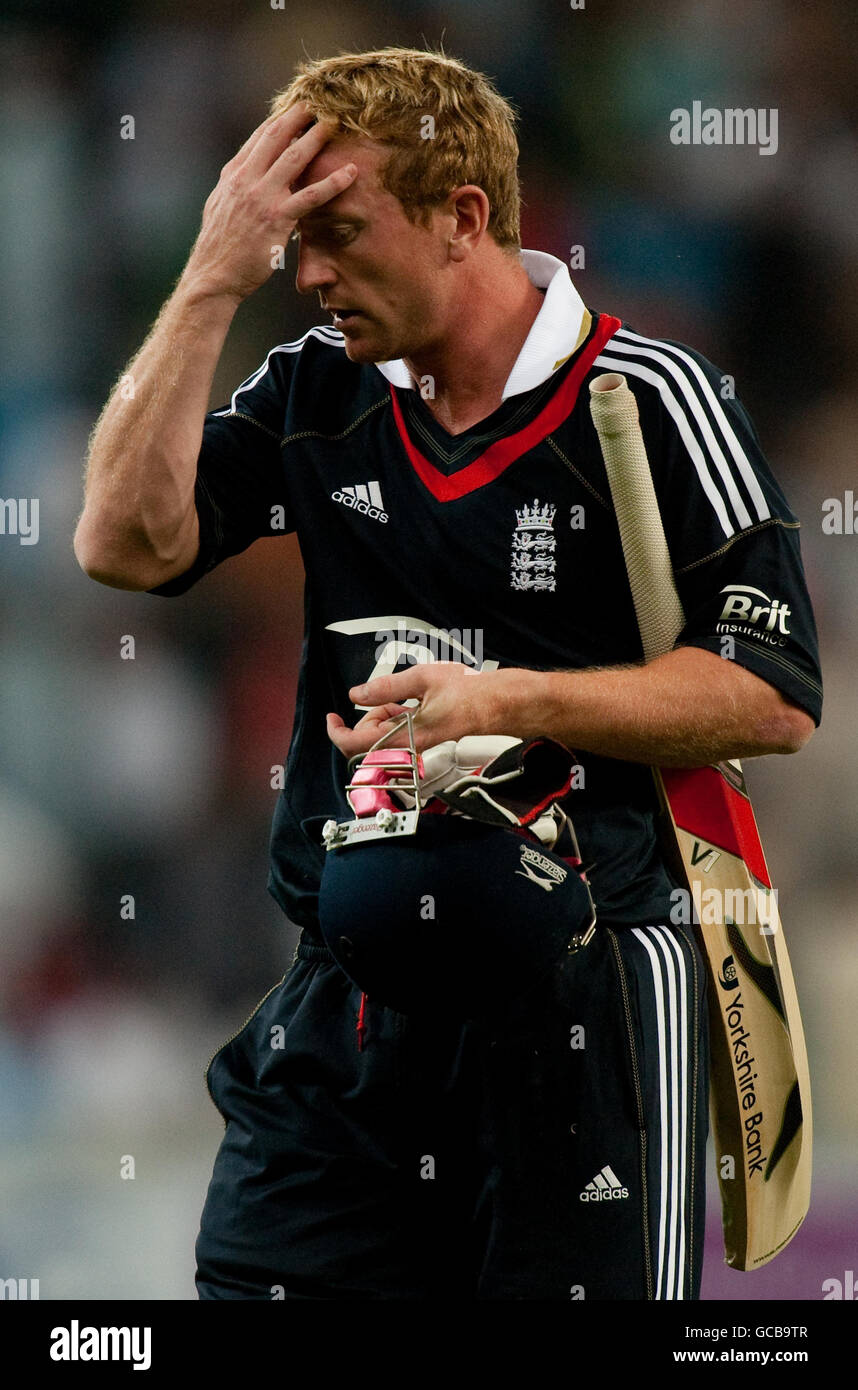 Der englische Kapitän Paul Collingwood verlässt das Feld, nachdem er während der International Twenty20 Friendly im Dubai Sports City Stadium, VAE, vom pakistanischen Umar Akmal ausgefahren wurde. Stockfoto