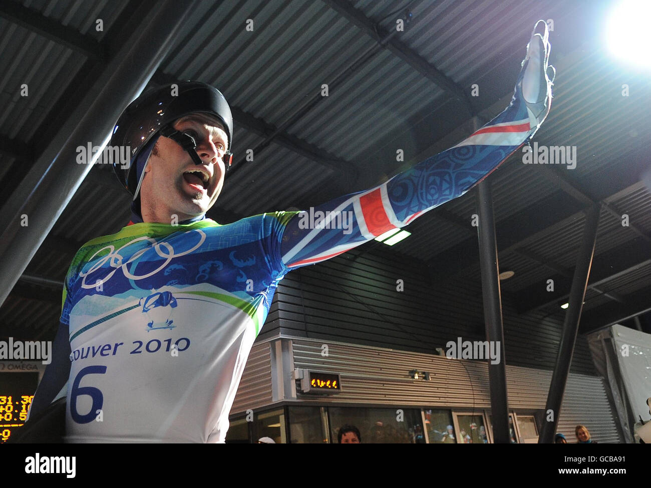 Die britische Krista Bromley winkt nach seinem Skeleton-Lauf der Herren während der Olympischen Winterspiele 2010 im Vancouver Olympic Centre, Vancouver, Kanada, der Menge zu. Stockfoto