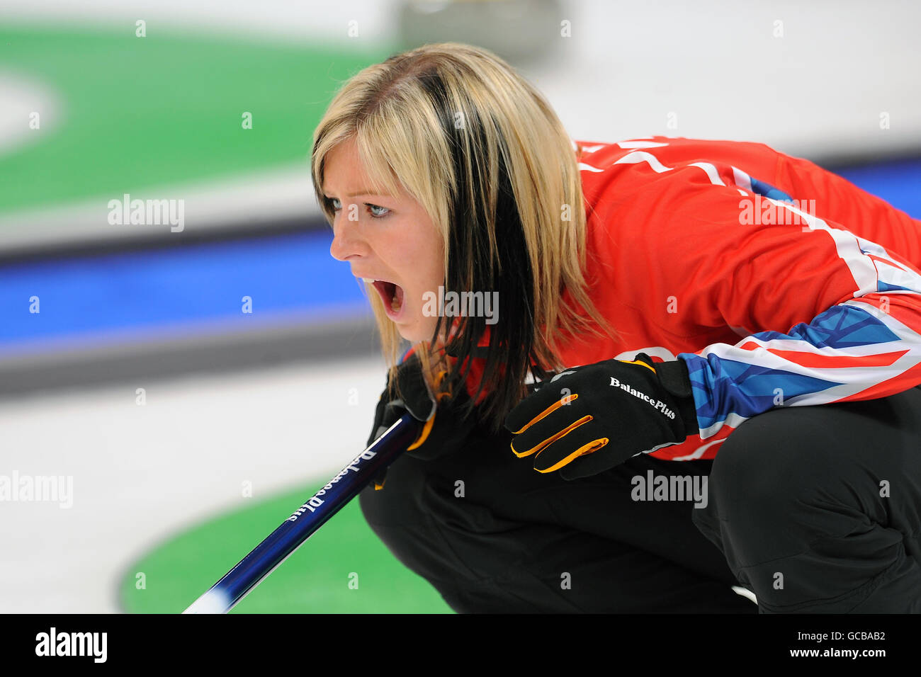 Großbritanniens skip Eve Muirhead schreit Anweisungen während des Frauen-Curling-Events gegen Japan. Stockfoto