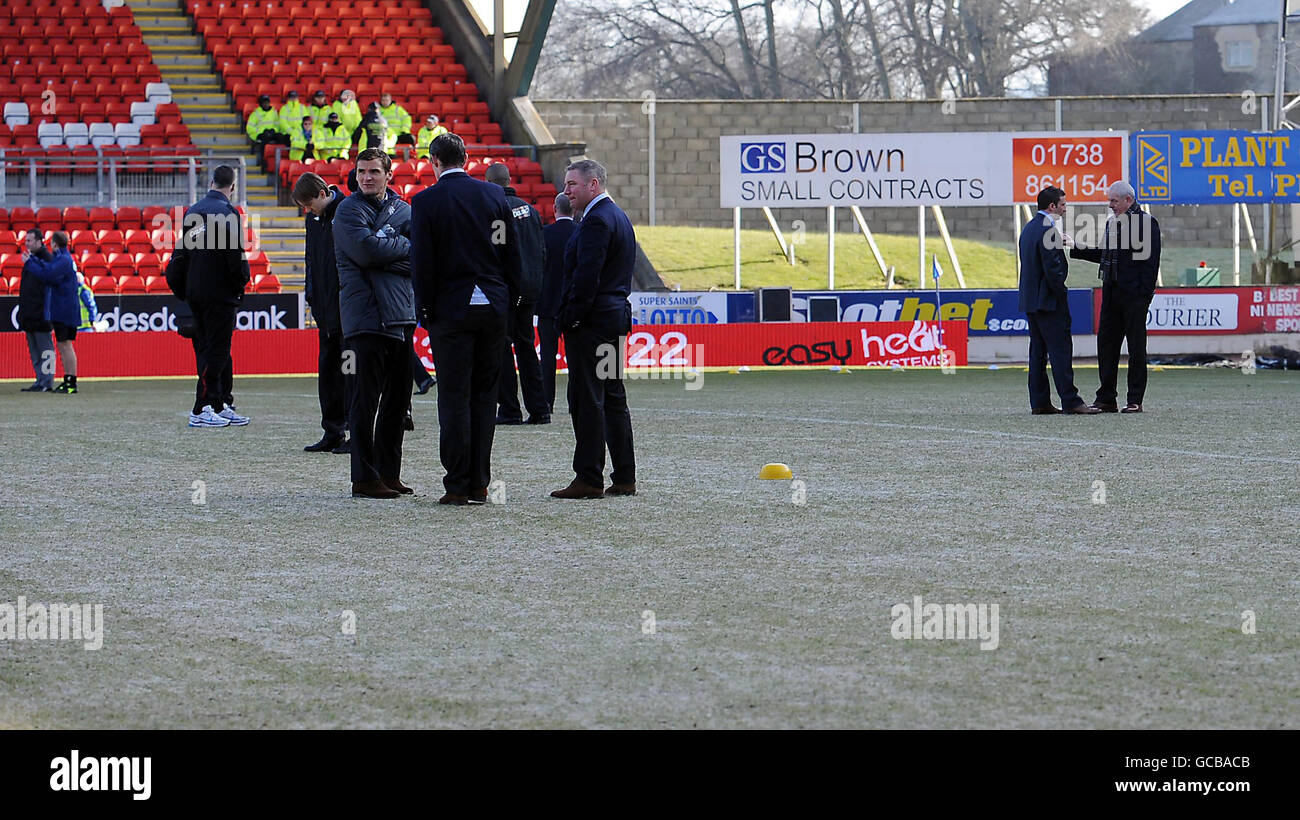 Mitarbeiter und Beamte auf dem Spielfeld, da das Spiel aufgrund eines eingefrorenen Platzes vor dem Start in der Clydesdale Bank Premier League im McDiarmid Park, Perth, verschoben wird. Stockfoto