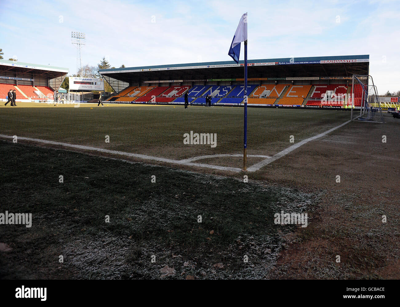 Mitarbeiter und Beamte auf dem Spielfeld, da das Spiel aufgrund eines eingefrorenen Platzes vor dem Start in der Clydesdale Bank Premier League im McDiarmid Park, Perth, verschoben wird. Stockfoto