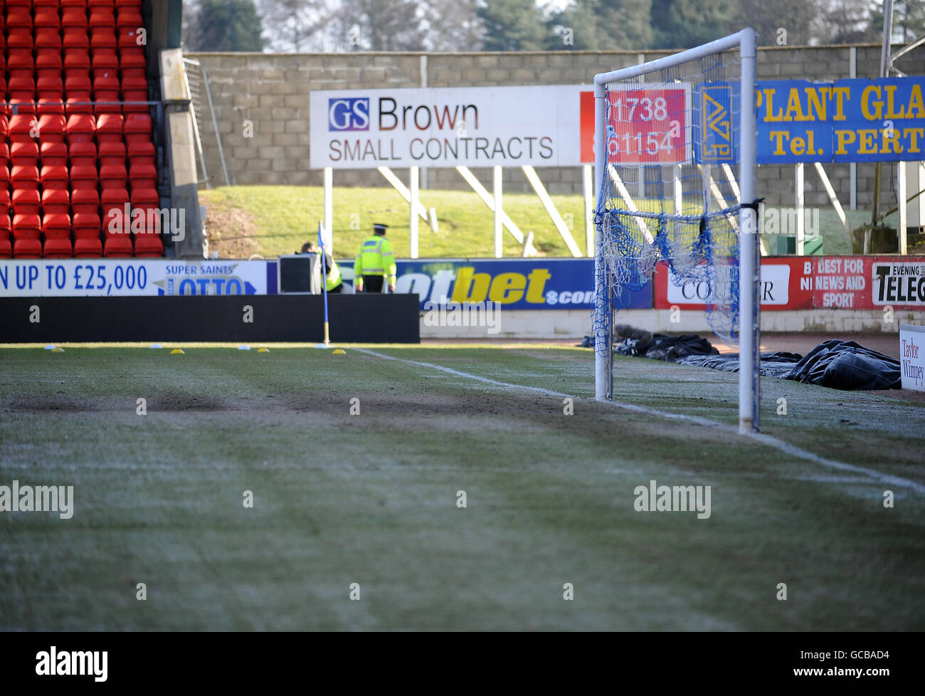 Das Spiel wird wegen eines eingefrorenen Platzes vor dem Start in der Clydesdale Bank Premier League Spiel im McDiarmid Park, Perth verschoben. Stockfoto