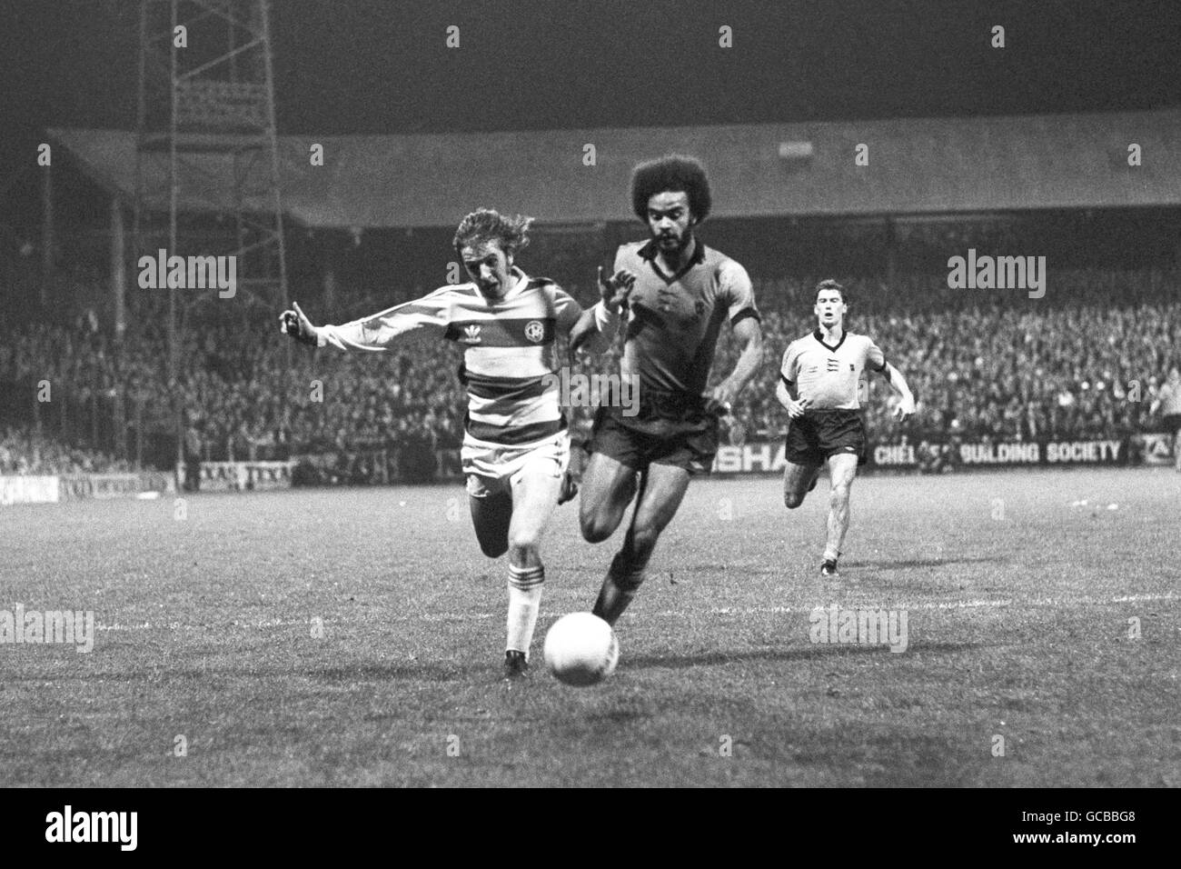 Fußball - League Cup - 4. Runde - Queens Park Rangers gegen Wolverhampton Wanderers - Loftus Road. Stan Bowles (l) der Queens Park Rangers im Einsatz mit George Berry von Wolverhampton Wanderers (r). Stockfoto