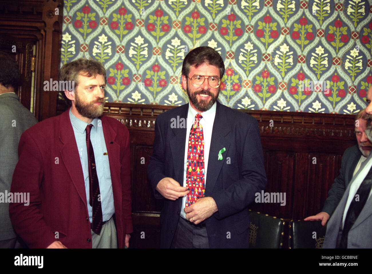 SINN FEIN PRÄSIDENT GERRY ADAMS MIT DEM LABOUR-ABGEORDNETEN JEREMY CORBYN, NACHDEM ER WÄHREND EINER PRESSEKONFERENZ IM UNTERHAUS GESPROCHEN HATTE. HERR ADAMS BESTAND DARAUF, DASS SINN FEIN SICH NACH DER GEWALT, DIE JOHN MAJOR BEI SEINEM BESUCH IN LONDONDERRY UNTERSTRICH, NICHT ENTSCHULDIGEN KONNTE. Stockfoto