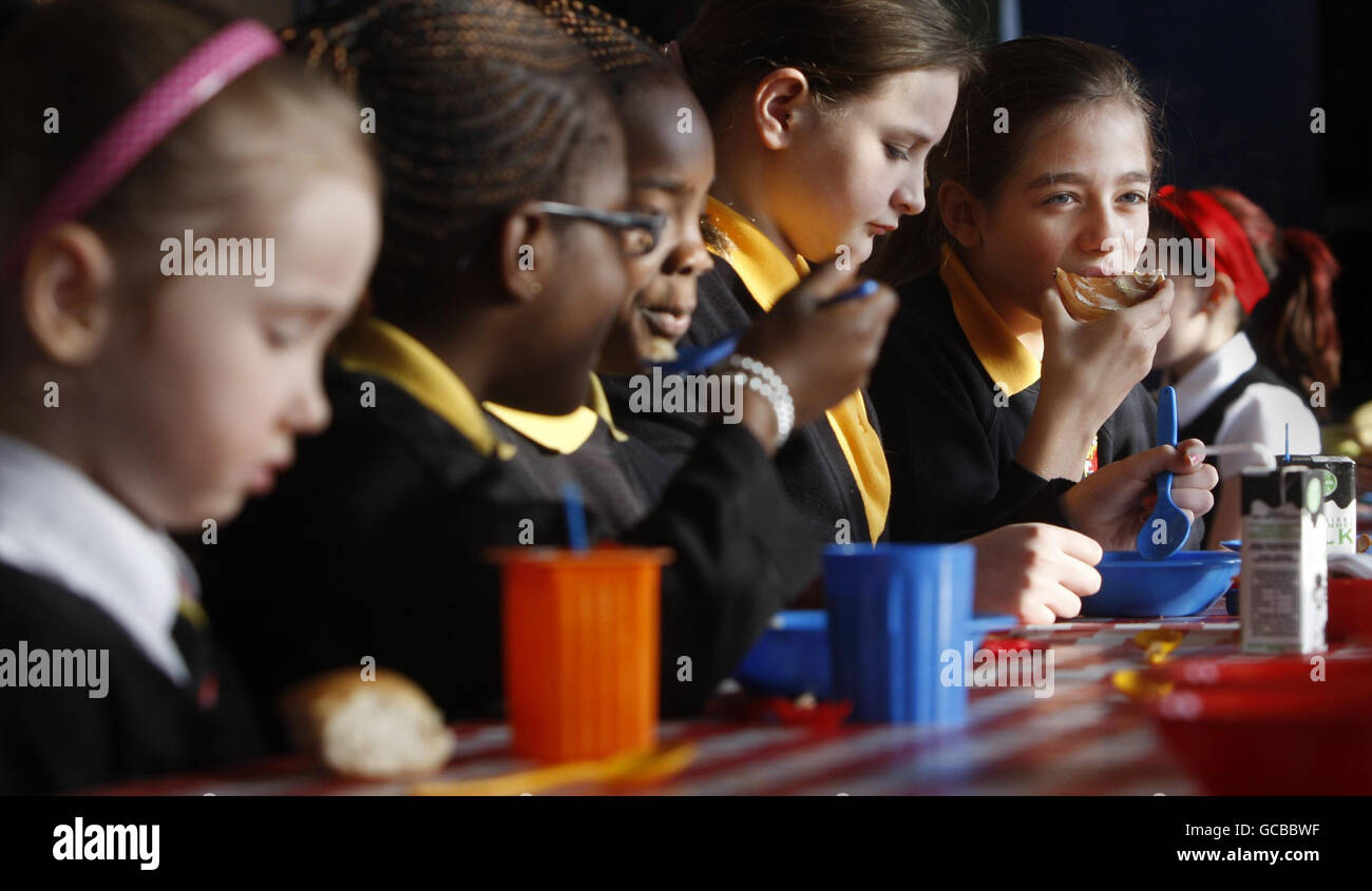 Die Kinder frühstücken, während Gesundheitsministerin Shona Robison sie an der St. Mark's Primary School in Glasgow besucht, um eine Strategie zur Bekämpfung von Schottlands Adipositas-Problem zu enthüllen. Stockfoto