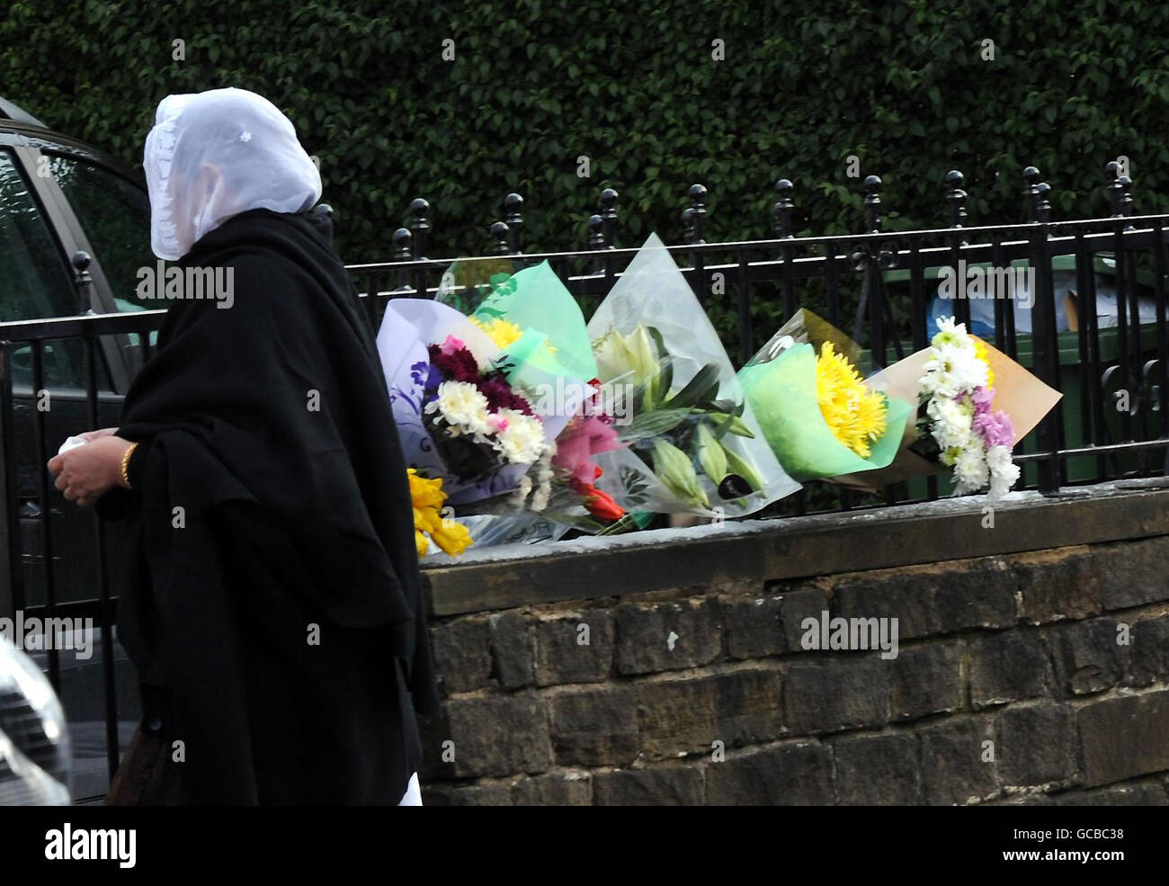 Blumen werden im Haus der Familie Singh in der Nähe des Ladens in Cowcliffe in der Nähe von Huddersfield, wo Gurmail Singh ermordet wurde, zurückgelassen. Stockfoto