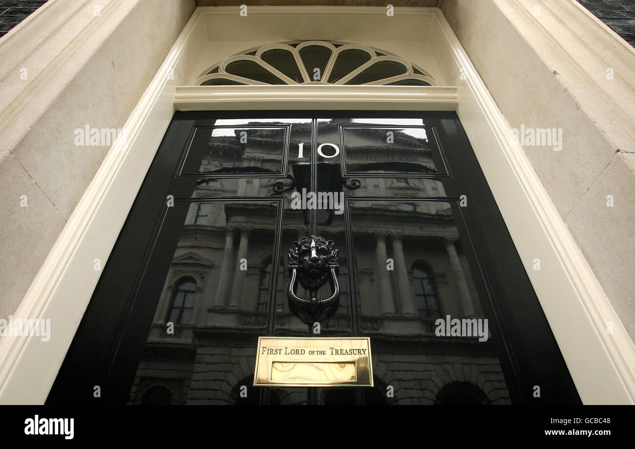 Ein allgemeiner Blick auf die Außenseite der Downing Street 10 in London, wie der konservative Führer David Cameron und sein liberaldemokratischer Amtskollege Nick Clegg heute in der Downing Street 10 aufgefordert haben, sich mit den Vorwürfen der Mobbing von Mitarbeitern zu befassen. Stockfoto