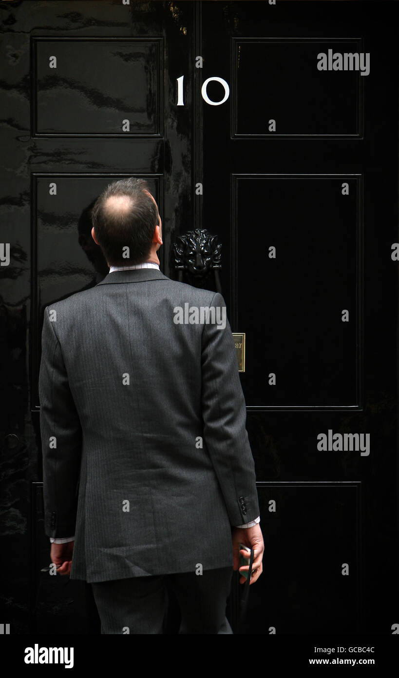 Ein Mann außerhalb der Downing Street 10 in London, wie der konservative Führer David Cameron und sein liberal-demokratischer Amtskollege Nick Clegg heute in der Downing Street 10 aufgefordert haben, sich mit den Vorwürfen der Mobbing von Mitarbeitern zu befassen. Stockfoto