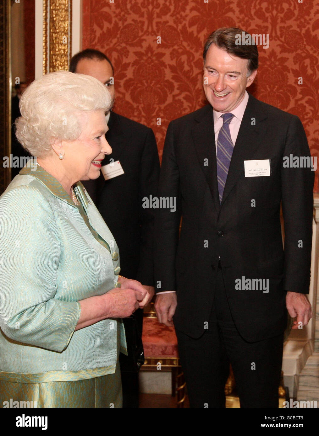 Königin Elizabeth II. Spricht mit Wirtschaftsminister Lord Mandelson bei einem Empfang im Buckingham Palace, London, der im Vorfeld des Staatsbesuchs des Präsidenten Südafrikas im nächsten Monat stattfindet. Stockfoto