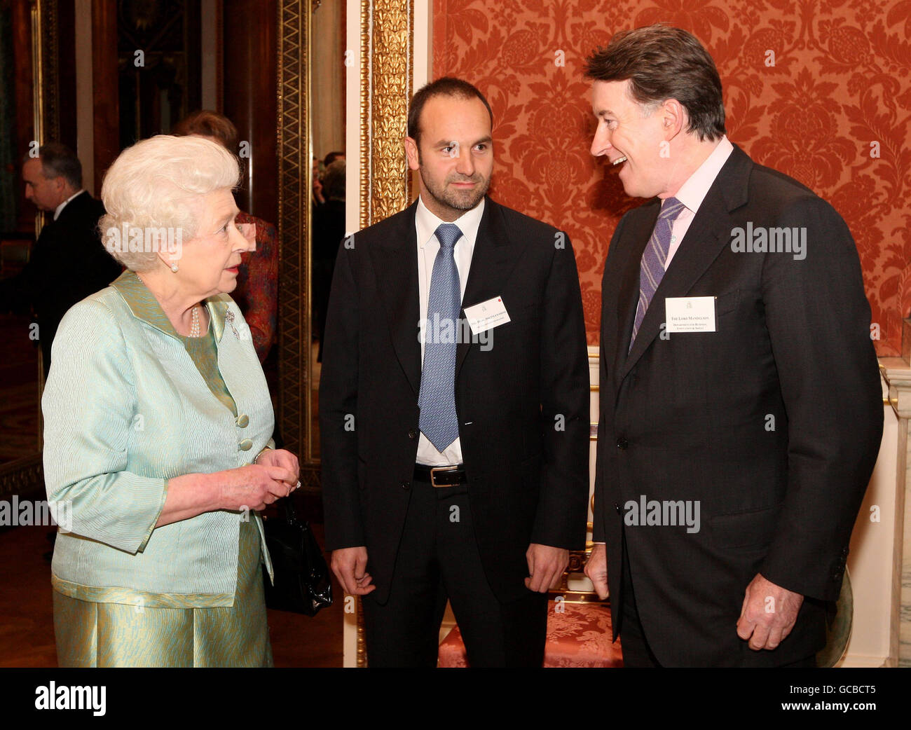 Königin Elizabeth II. Spricht mit Mark Shuttleworth, dem ersten Afrikaner im Weltraum (Mitte) und Wirtschaftsminister Lord Mandelson (rechts) bei einem Empfang im Buckingham Palace, London, der vor dem Staatsbesuch des Präsidenten Südafrikas im nächsten Monat stattfand. Stockfoto