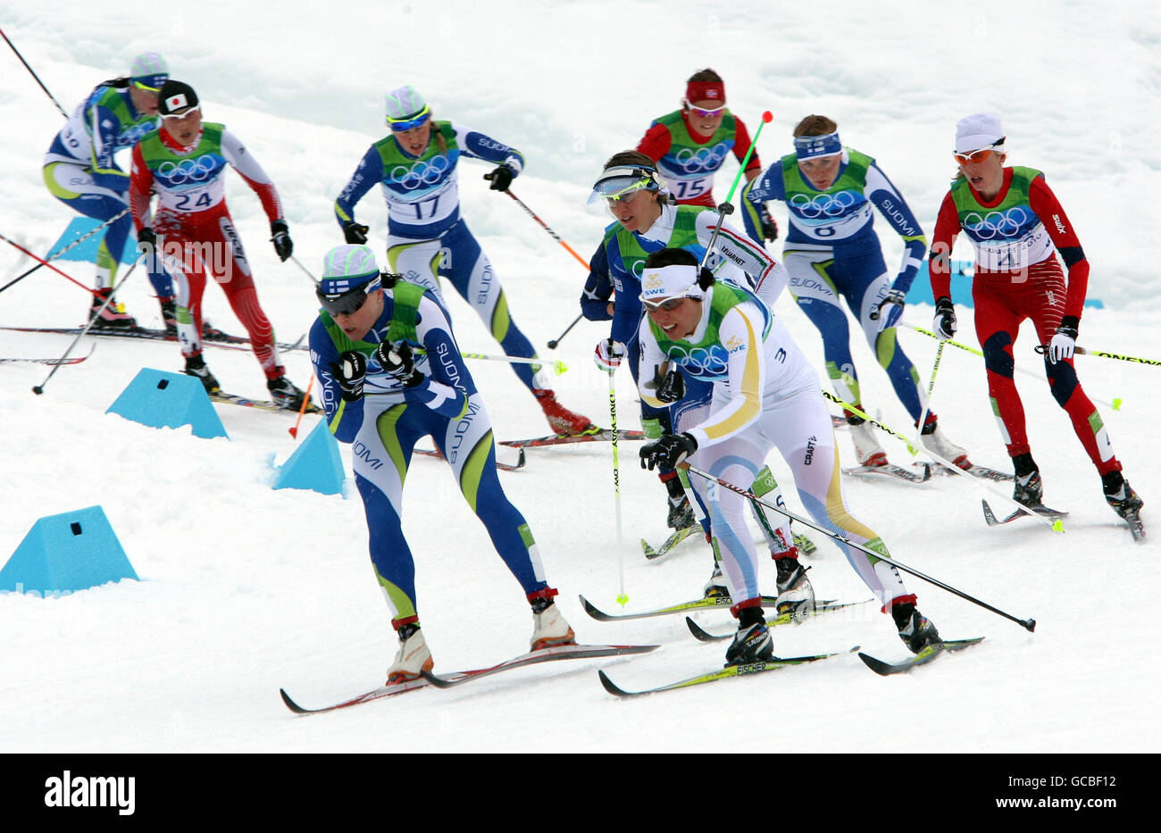 Die Teilnehmer nehmen am 30 km langen Cross Country Skiing Women Mass Start Classic im Whistler Olympic Park, Whistler, Kanada Teil. Stockfoto