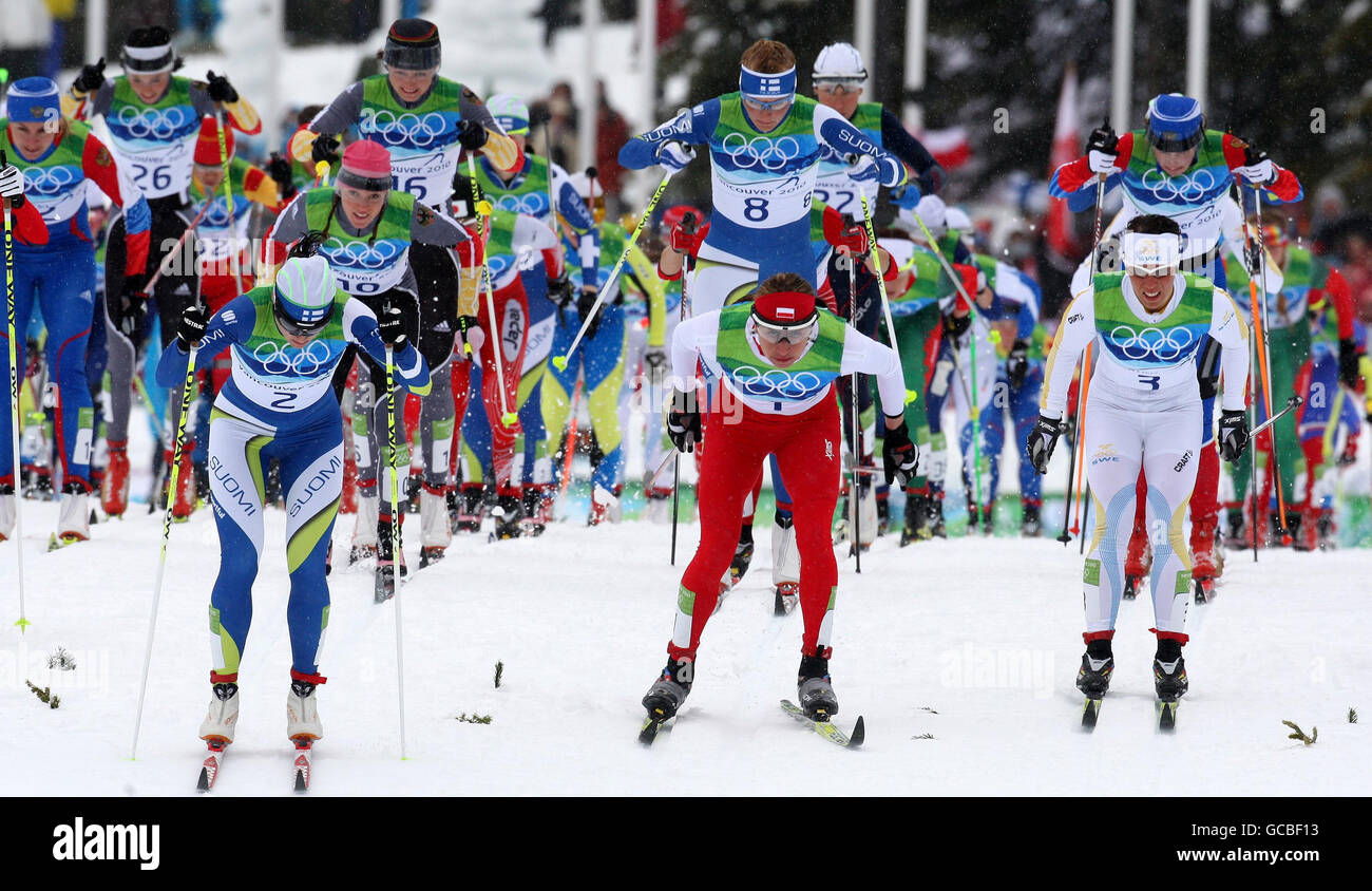 Der spätere polnische Sieger Justyna Kowalczyk (Mitte) nimmt zusammen mit anderen Wettbewerbern am 30 km langen Cross Country Skiing Womens Mass Start Classic im Whistler Olympic Park, Whistler, Kanada Teil. Stockfoto