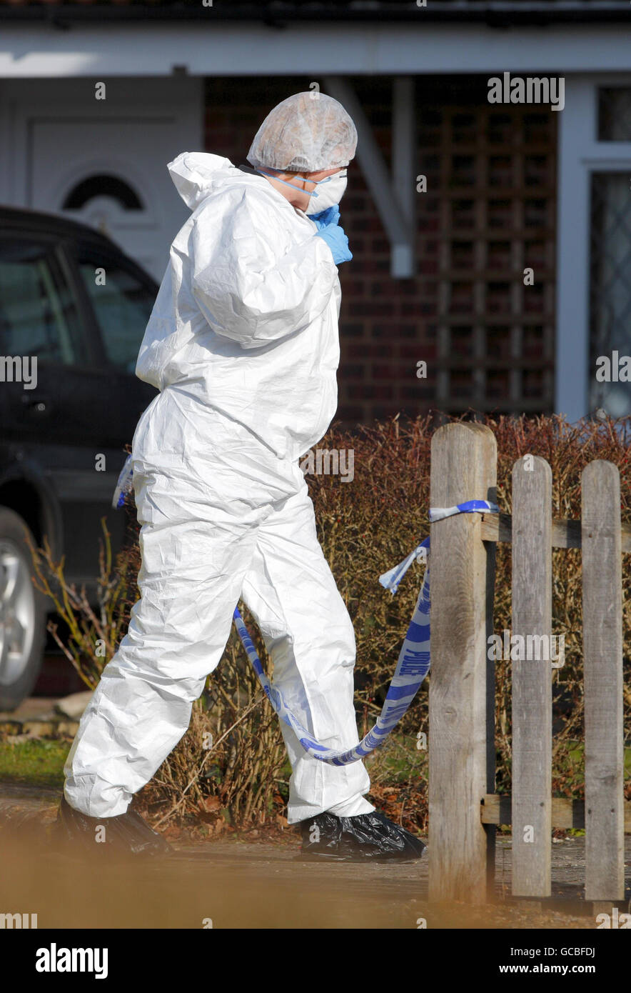 Ein forensischer Beamter vor dem Haus von Stephanie Bellinger, 24, deren Leichnam zusammen mit dem ihrer kleinen Tochter, der achtmonatigen Lily, am Samstag in Totton, nahe Southampton, gefunden wurde. Stockfoto