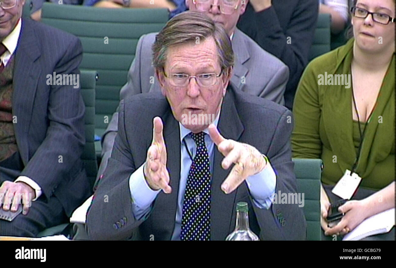 Sir Muir Russell KCB, Leiter des Independent Climate Change, erscheint vor dem Wissenschafts- und Technologieausschuss im Portcullis House, London. Stockfoto