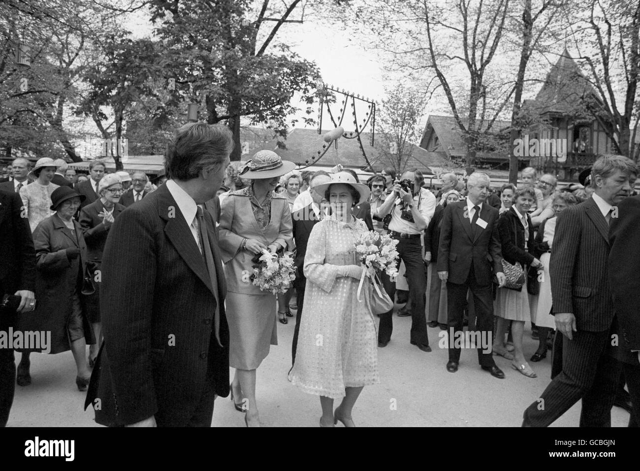 Königin Elizabeth II., dritte links, bei einem Spaziergang durch den Kopenhagener Tivoli-Garten am zweiten Tag ihres Staatsbesuches in Dänemark. Sie wird von Königin Margrethe von Dänemark, zweite links, begleitet. Stockfoto