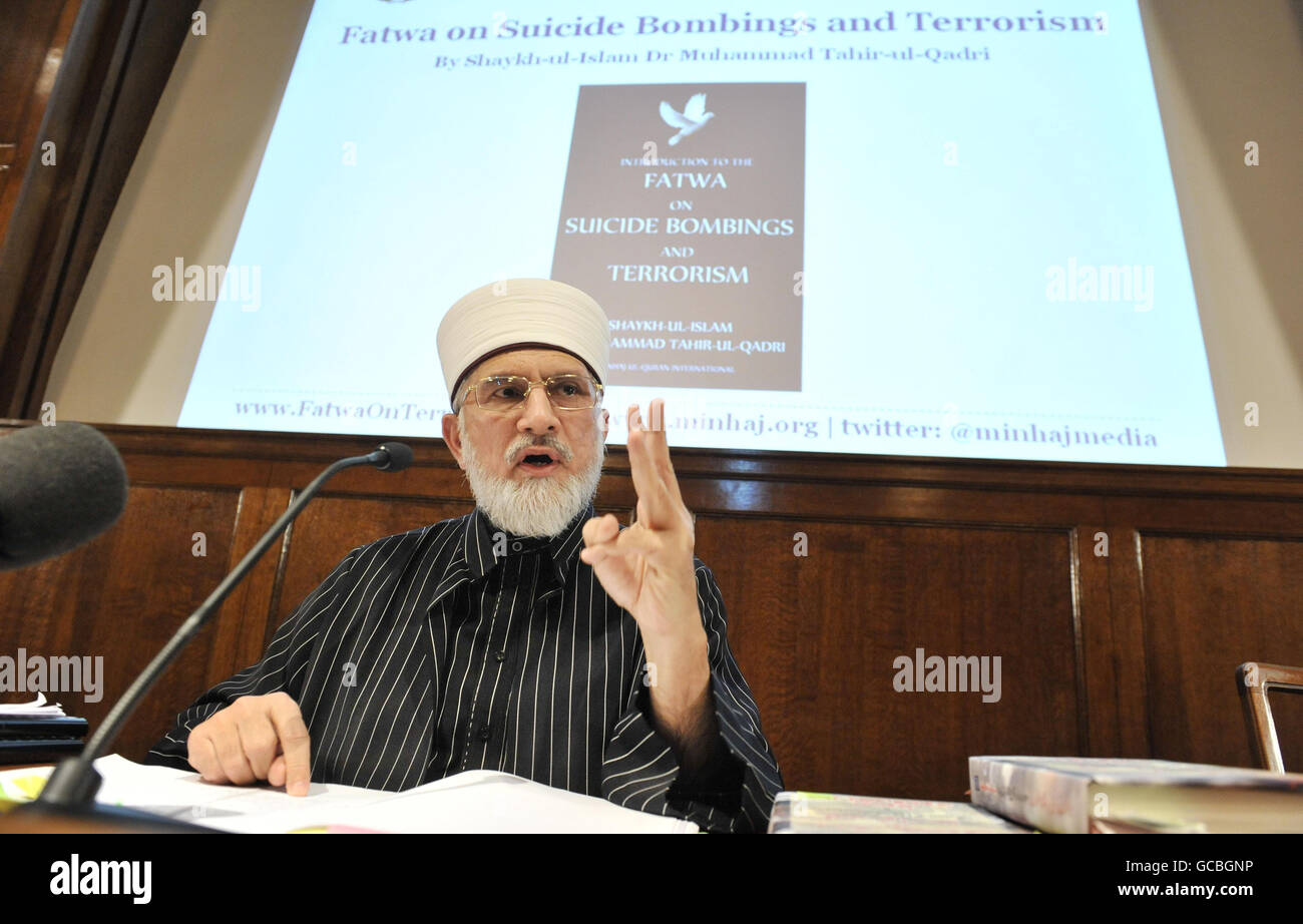 Der führende muslimische Gelehrte Dr. Muhammad Tahir-ul-Qadri, Gründer der weltweiten Minhaj-ul-Quran-Bewegung International (MQI), startet auf einem Birdcage Walk in London eine Fatwa - oder ein islamisches religiöses Urteil -, die Selbstmordattentate und terroristische Gräueltaten zusammen mit ihren Tätern verurteilt. Stockfoto