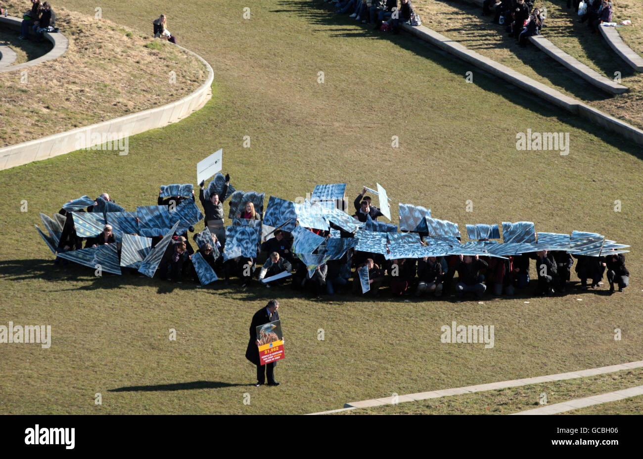 Unterstützer versammeln sich vor dem schottischen Parlamentsgebäude, um ein Mosaik eines Falkens zu bilden, als RSPB Scotland eine Petition überreichte, in der sie zu verstärkten Anstrengungen aufriefen, die illegale Tötung von Raubvögeln zu stoppen. Stockfoto