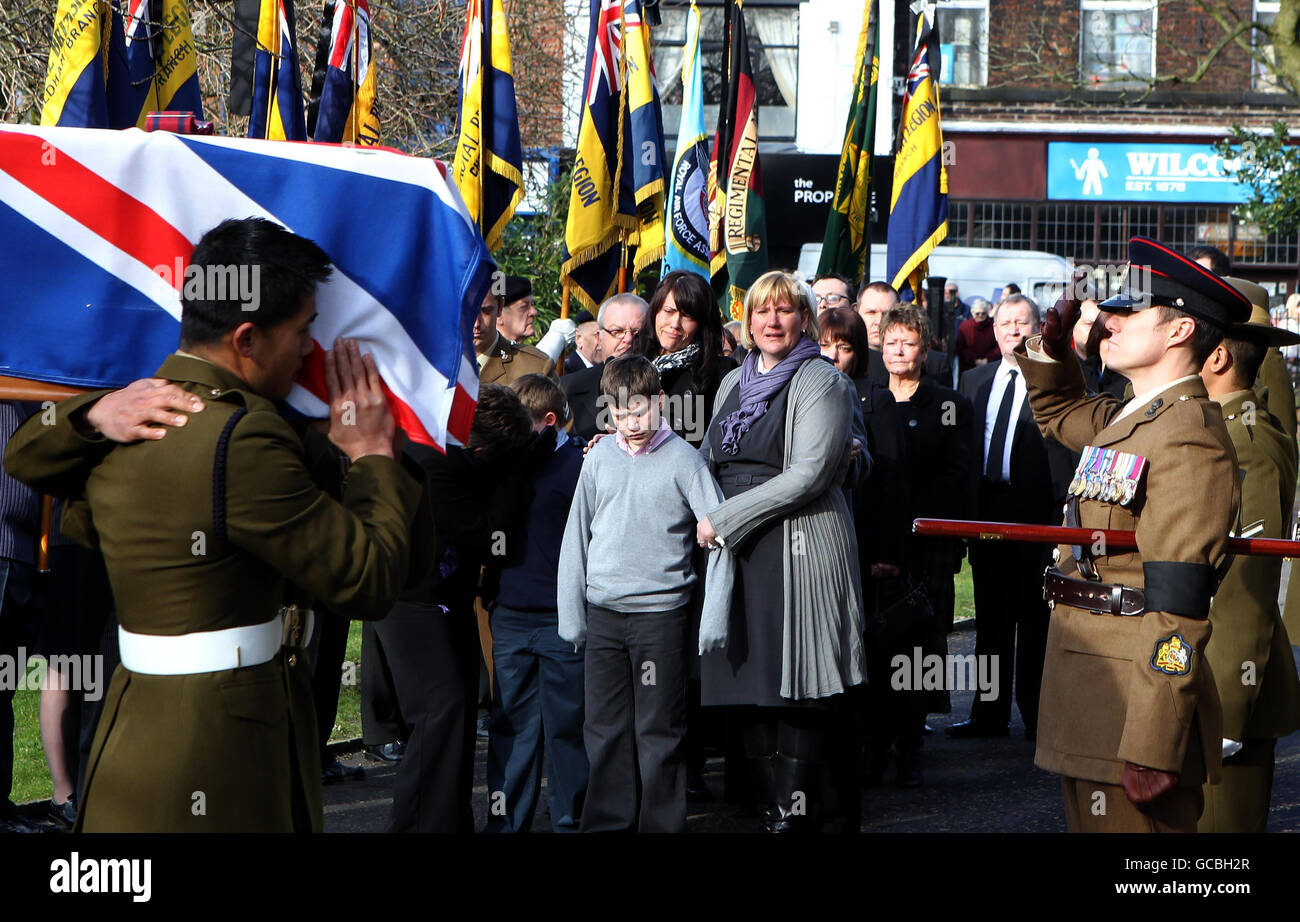 Pall-Träger tragen den Sarg des Bombenentsorgungsexperten Warrant Officer Class 2 David Markland, 36, vom 36 Engineer Regiment, während seiner Beerdigung in der St. George's Church, Chorley, Lancashire. Stockfoto