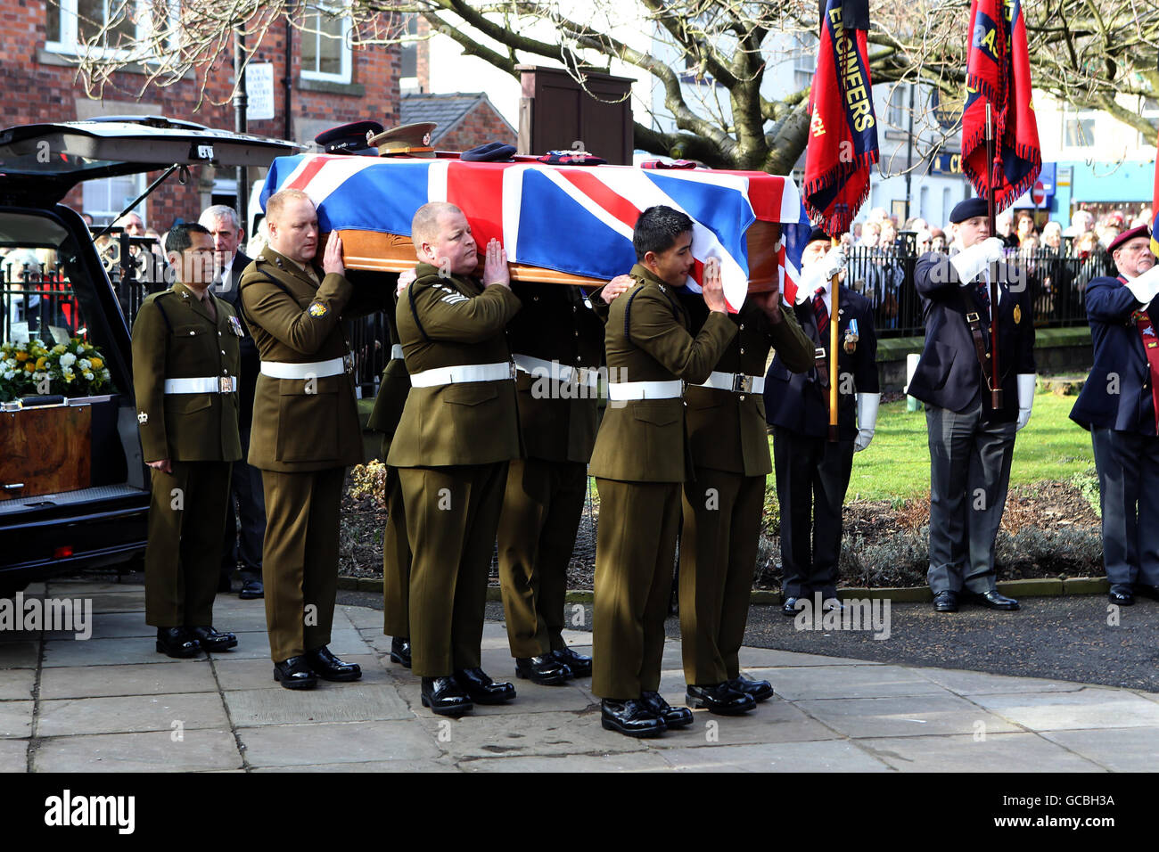 Pall-Träger tragen den Sarg des Bombenentsorgungsexperten Warrant Officer Class 2 David Markland, 36, vom 36 Engineer Regiment, während seiner Beerdigung in der St. George's Church, Chorley, Lancashire. Stockfoto