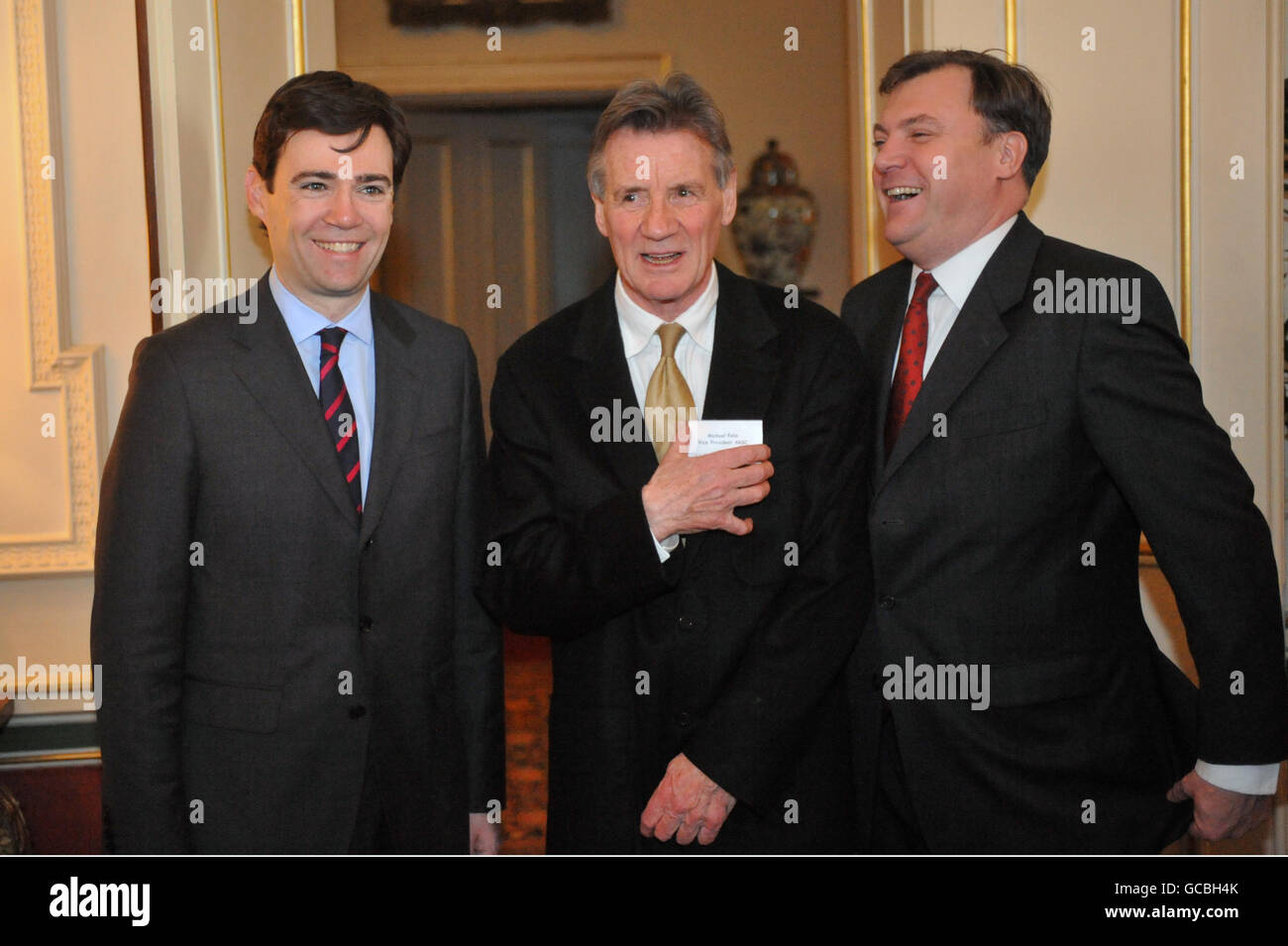 Schauspieler Michael Palin (Mitte) scherzt mit Gesundheitsminister Andy Burnham (links) und Schulsekretär Ed Balls während eines Empfangs, um den Unterstützern des Michael Palin Zentrums für Stampfkinder zu danken, das im Clarence House, London, stattfand. Stockfoto