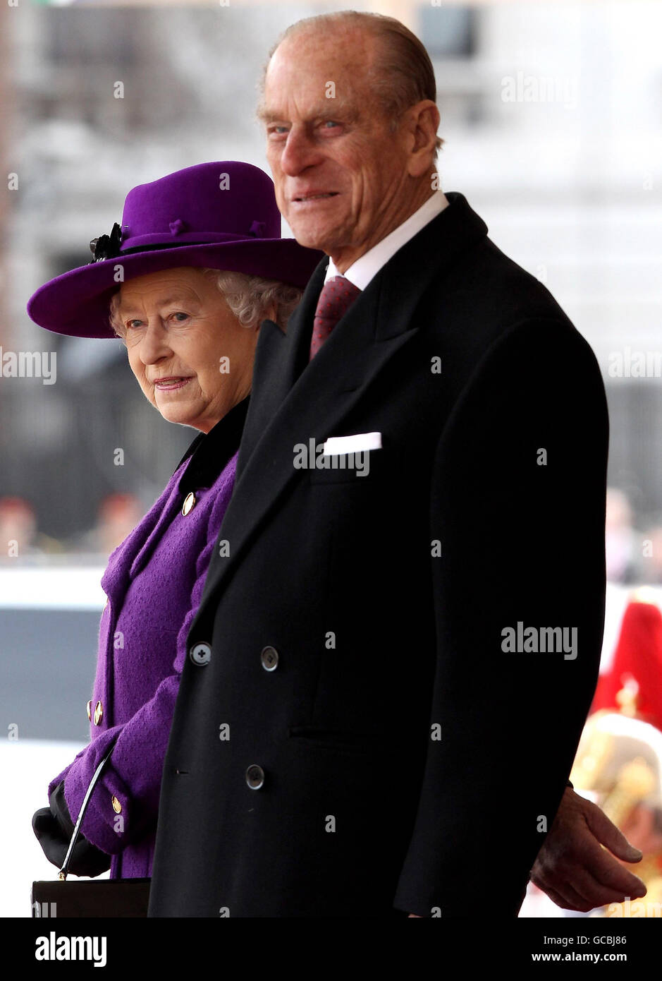 Der Herzog von Edinburgh und die britische Königin Elizabeth II. Warten darauf, den südafrikanischen Präsidenten Jacob Zuma während einer feierlichen Begrüßung auf der Horse Guards Parade in London zu begrüßen. Stockfoto