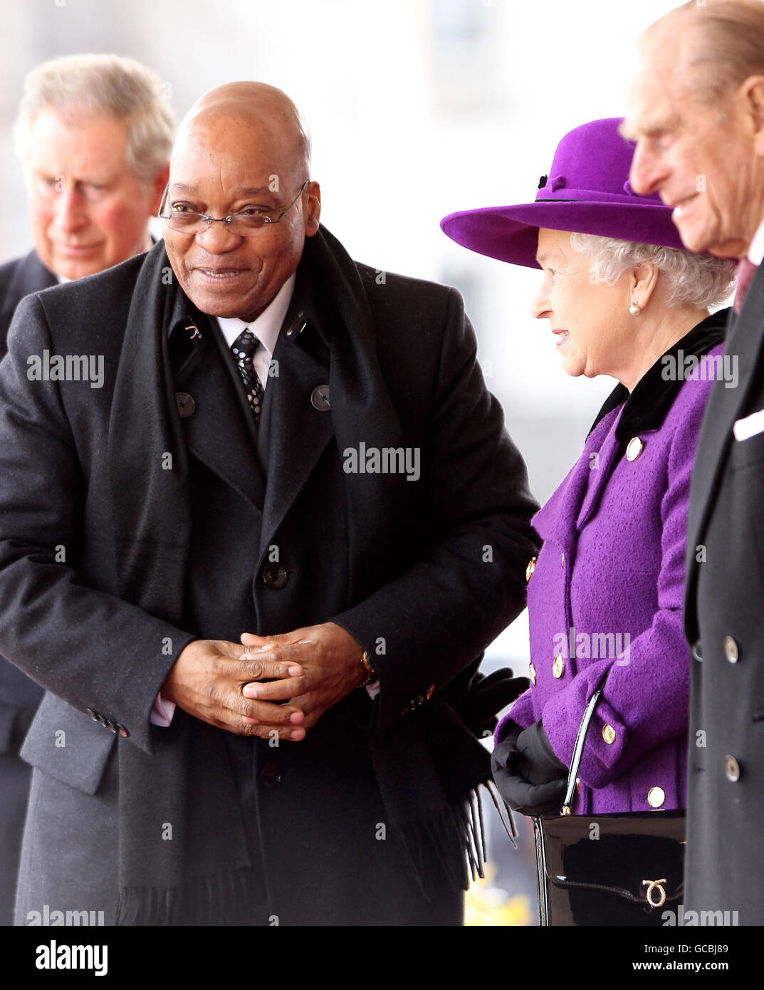 Der Prinz von Wales und der Herzog von Edinburgh sehen sich als die britische Königin Elizabeth II an, begrüßt den südafrikanischen Präsidenten Jacob Zuma während einer feierlichen Begrüßung auf der Horse Guards Parade in London, zu Beginn des dreitägigen Staatsbesuchs des Präsidenten. Stockfoto